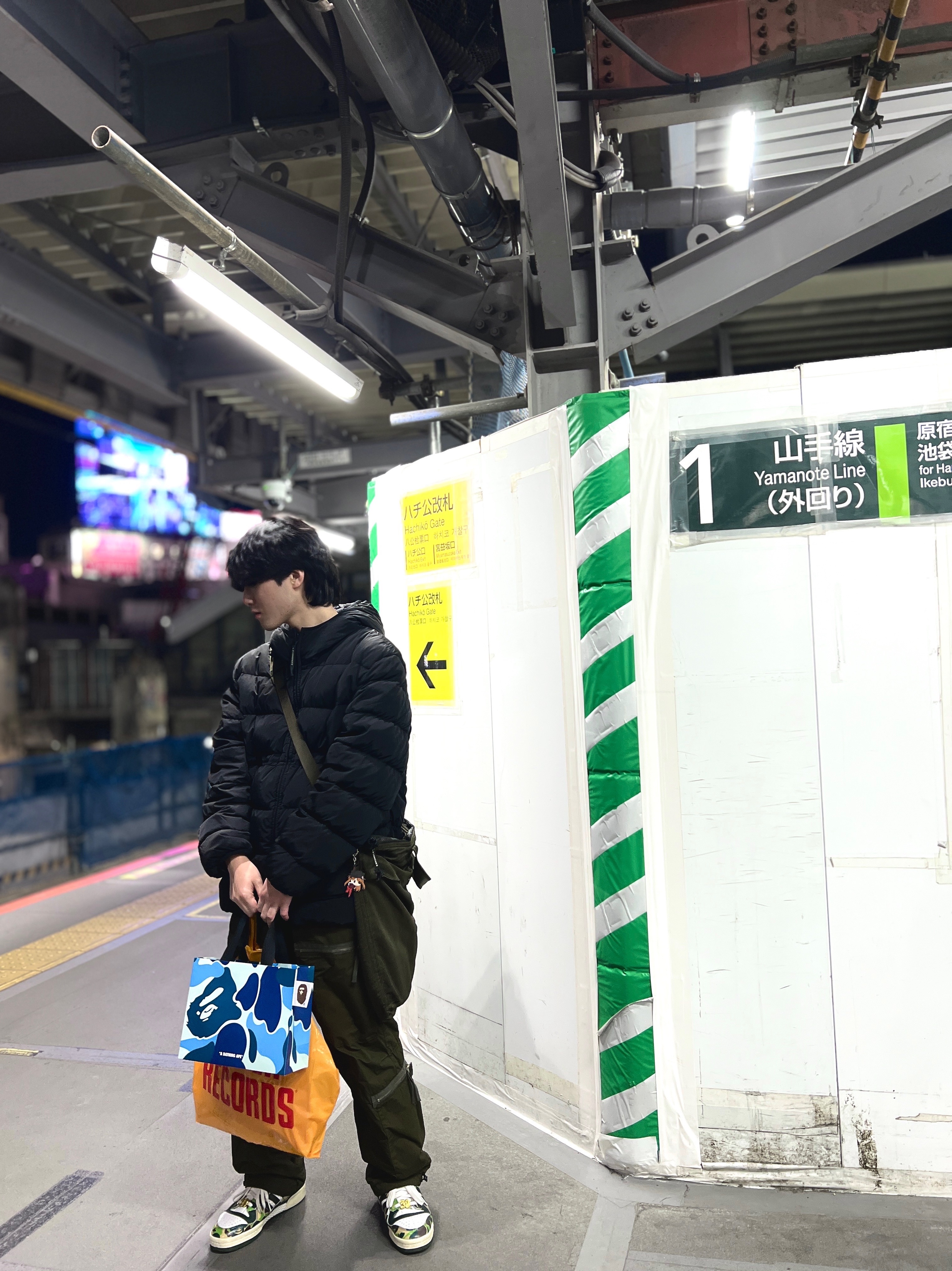 C.P. Company Chrome-R Goggle Down Jacket Black - 24FW, C.P. Company Nylon B Tote Bag Ivy Green - 24FW 착용 스타일 - 1