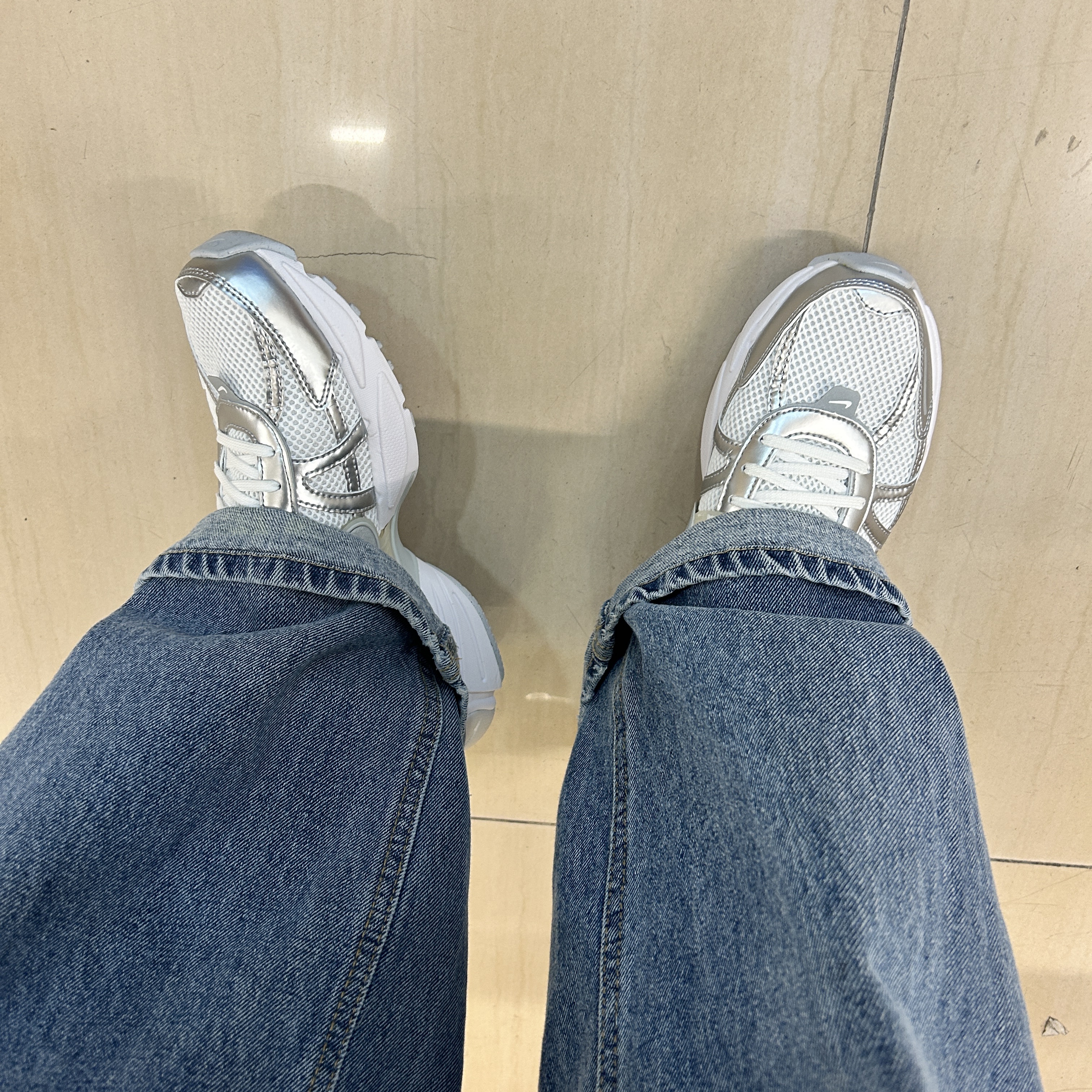 Nike V2K Run Metallic Silver White 착용 스타일