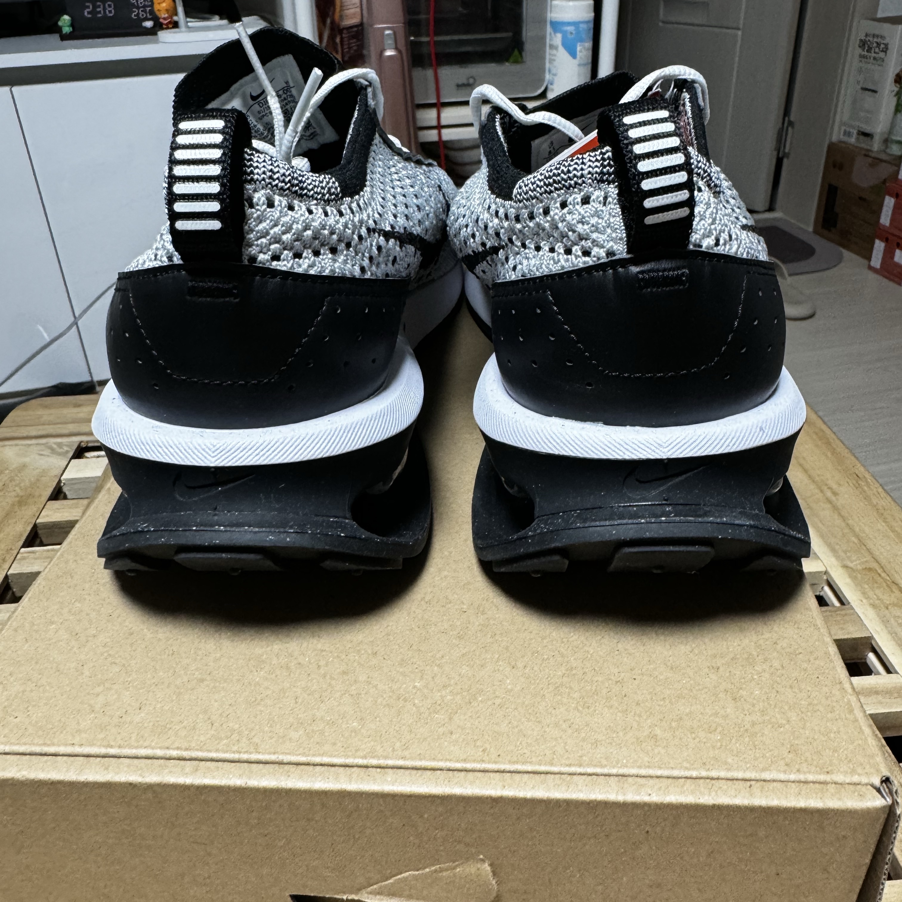 Nike Air Max Flyknit Racer Pure Platinum Black 착용 스타일 - 4