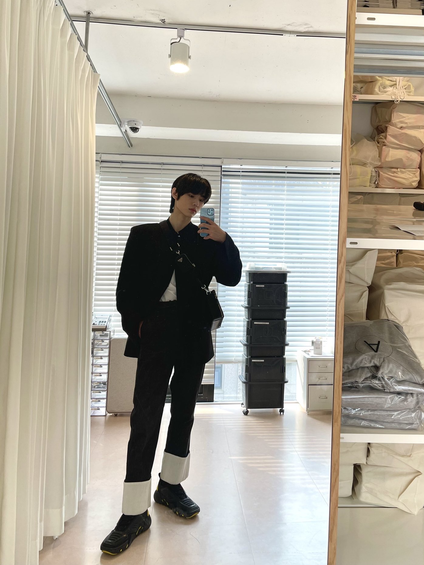 Prada Re-Nylon and Saffiano Leather Shoulder Bag Black, Loewe Fisherman Jeans in Denim Navy Blue 착용 스타일 - 1
