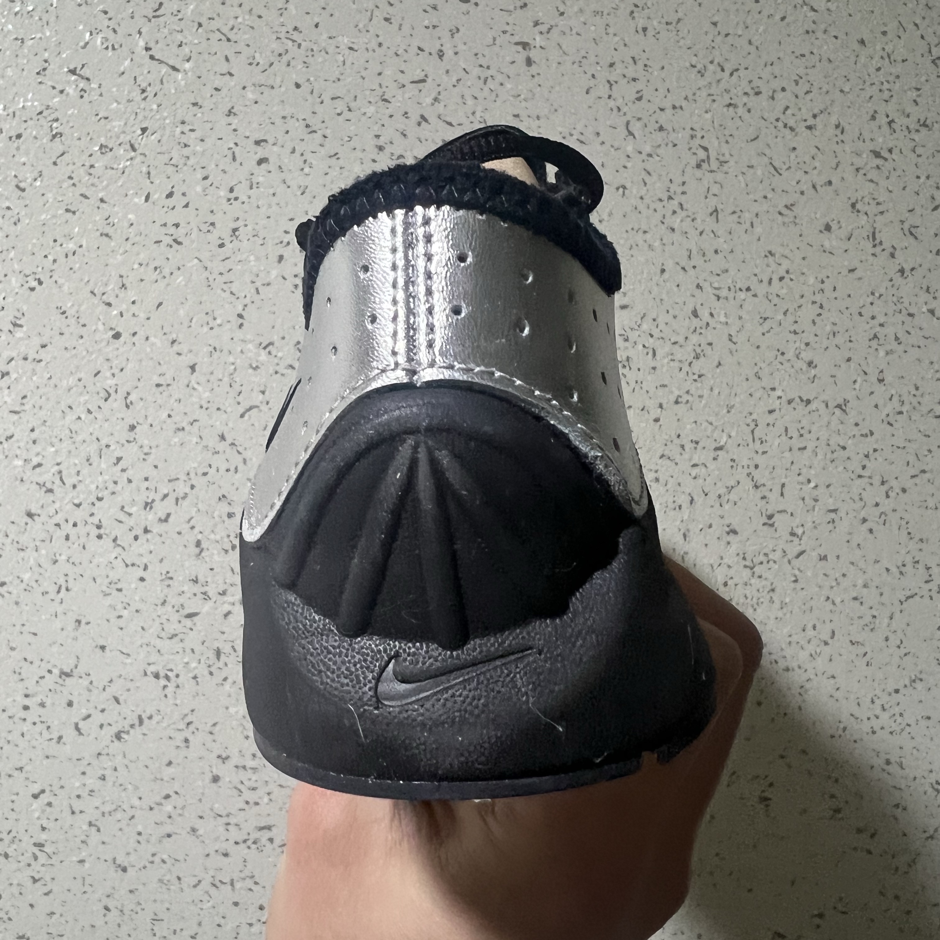 (W) Nike Air Superfly Metallic Silver and Black 착용 스타일 - 2