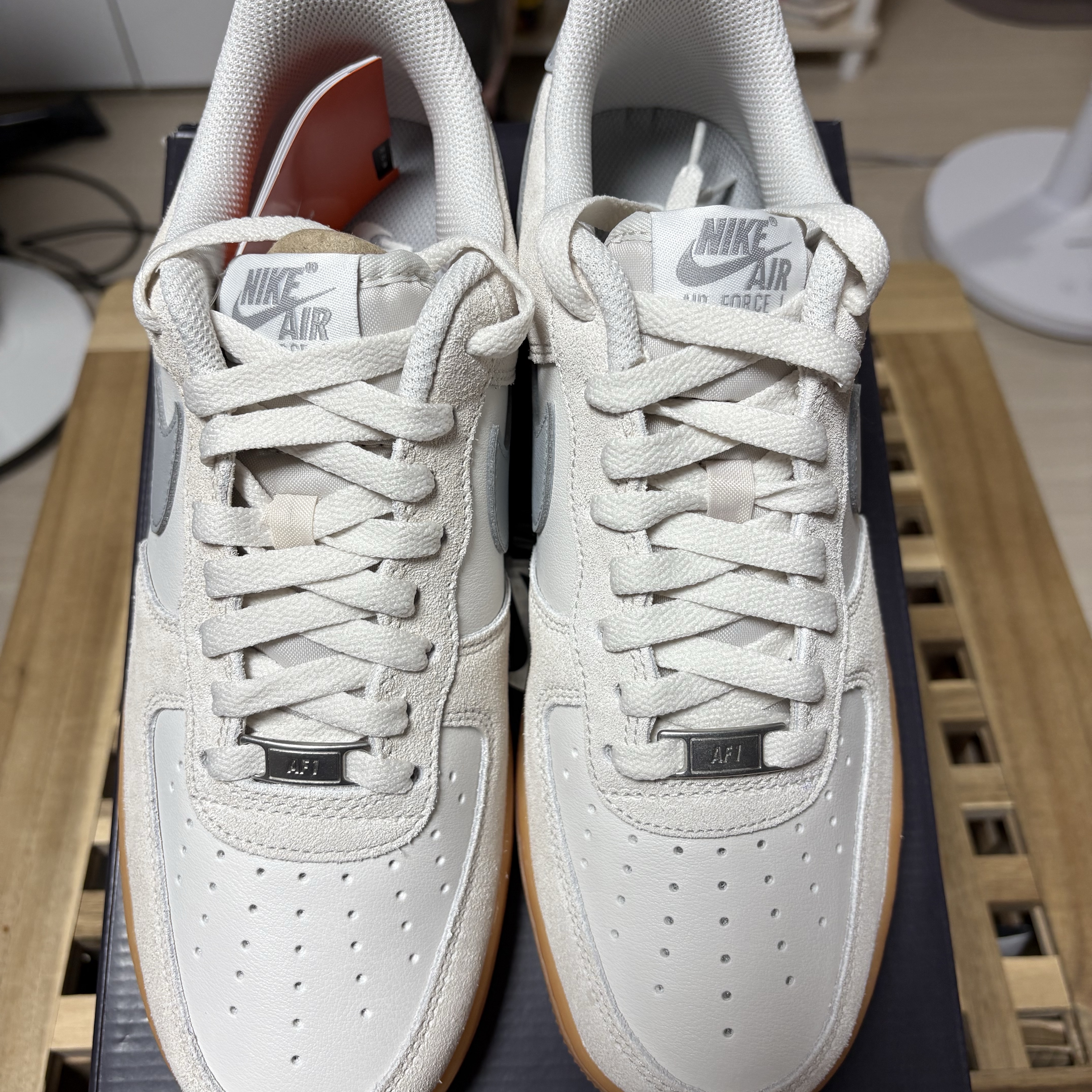 Nike Air Force 1 '07 LV8 Phantom Light Smoke Gum 착용 스타일 - 4