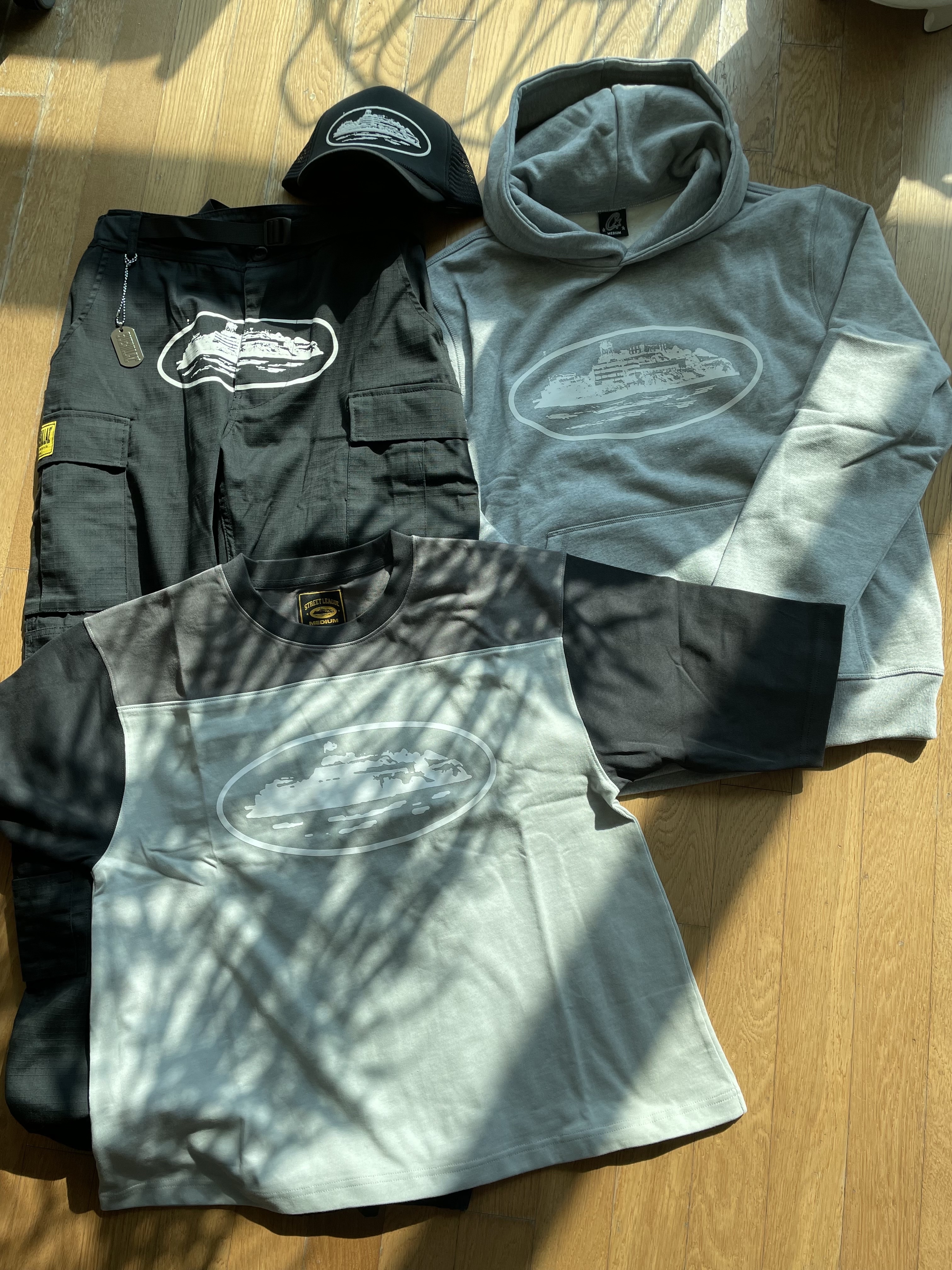 Corteiz Alcatraz Hoodie 2024 Heather Grey, Corteiz Alcatraz Heavyweight Varsity Jersey Grey 착용 스타일