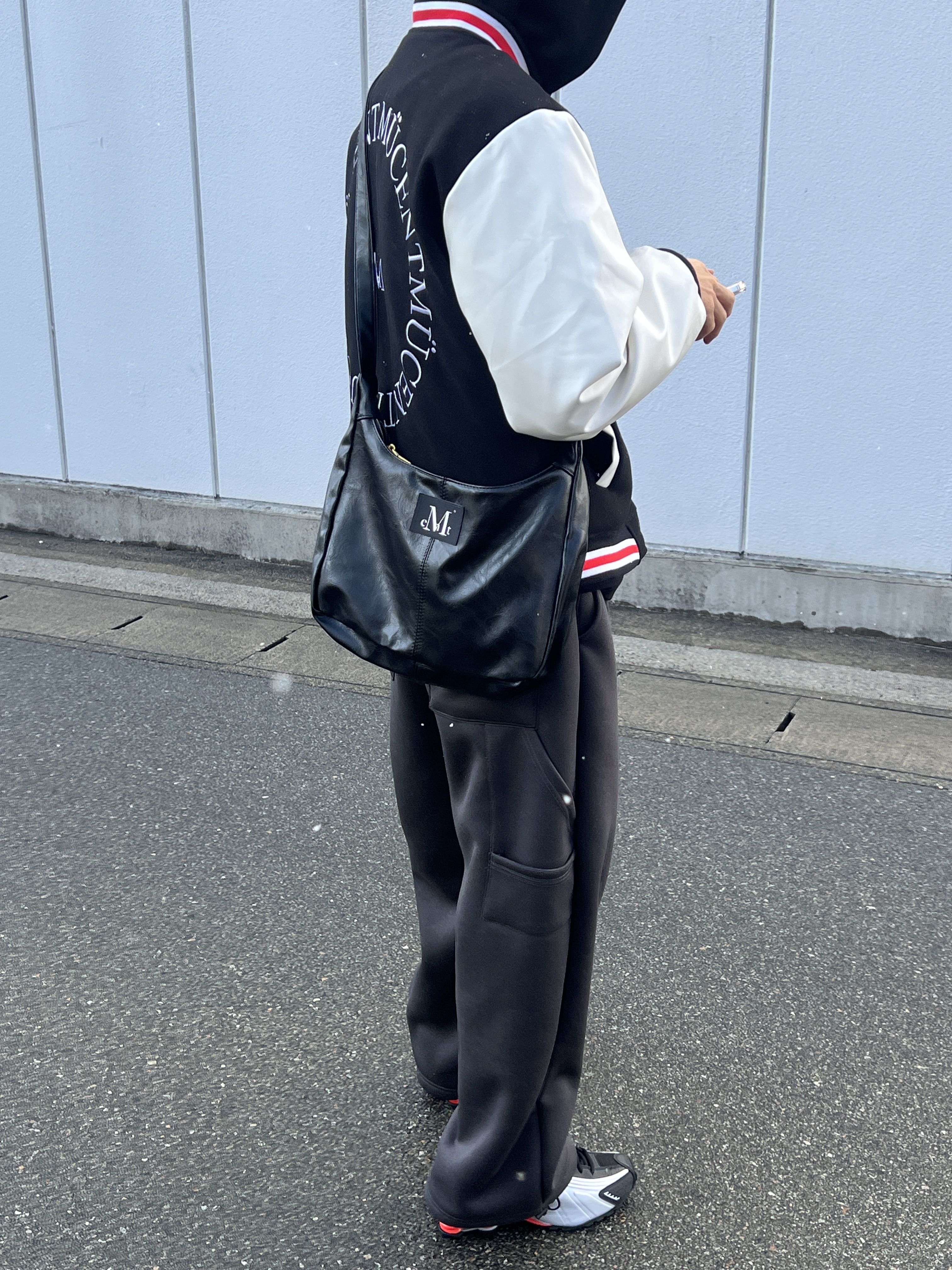 Nike Shox R4 Black and Metallic Silver, MUCENT Merin Gold Line Leather Shoulder Bag Black 착용 스타일 - 2