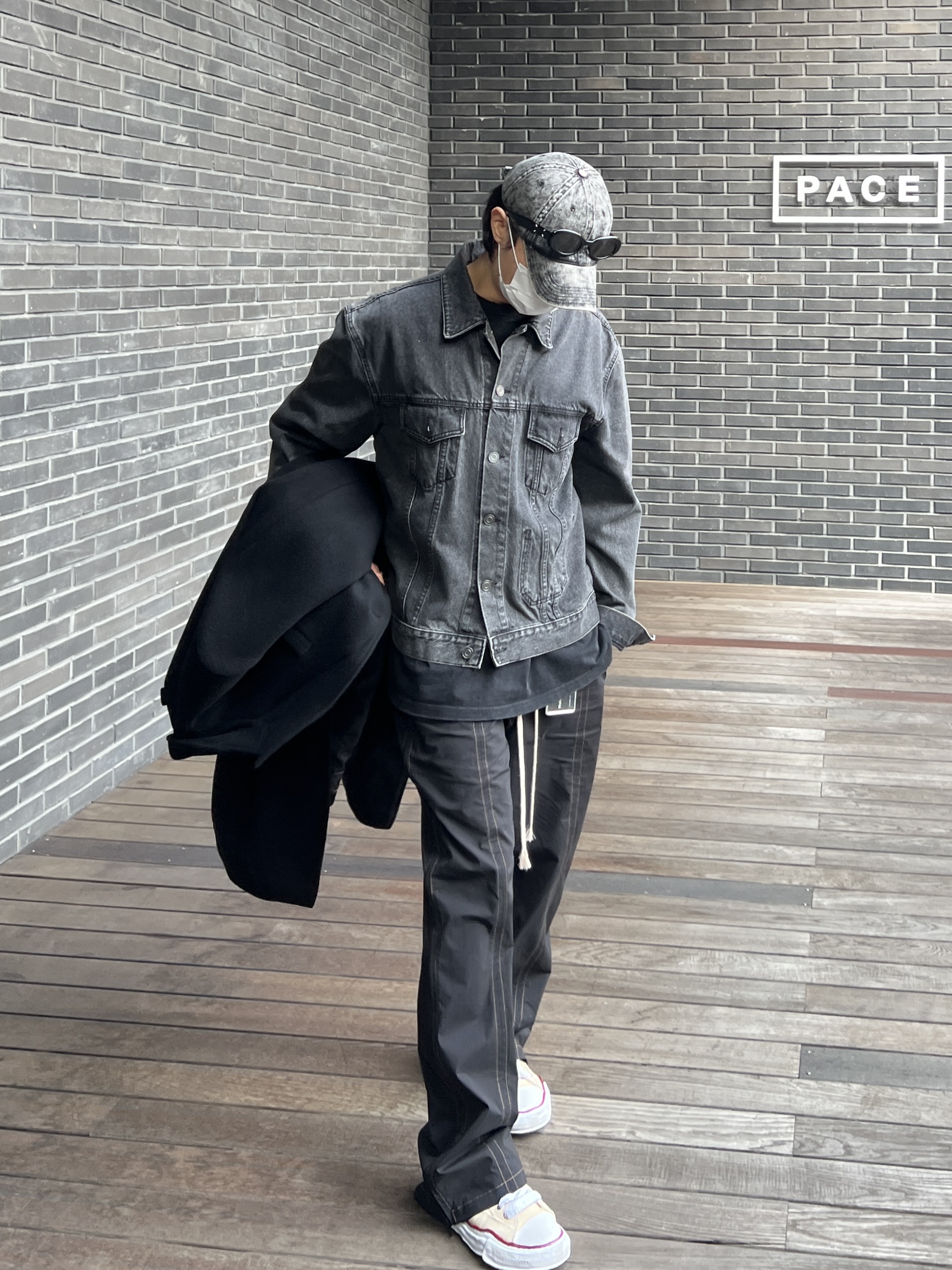 Maison Mihara Yasuhiro Peterson OG Sole Canvas Low-top Sneakers Natural, Permanent Archive Zipper Wave Pants Black 착용 스타일