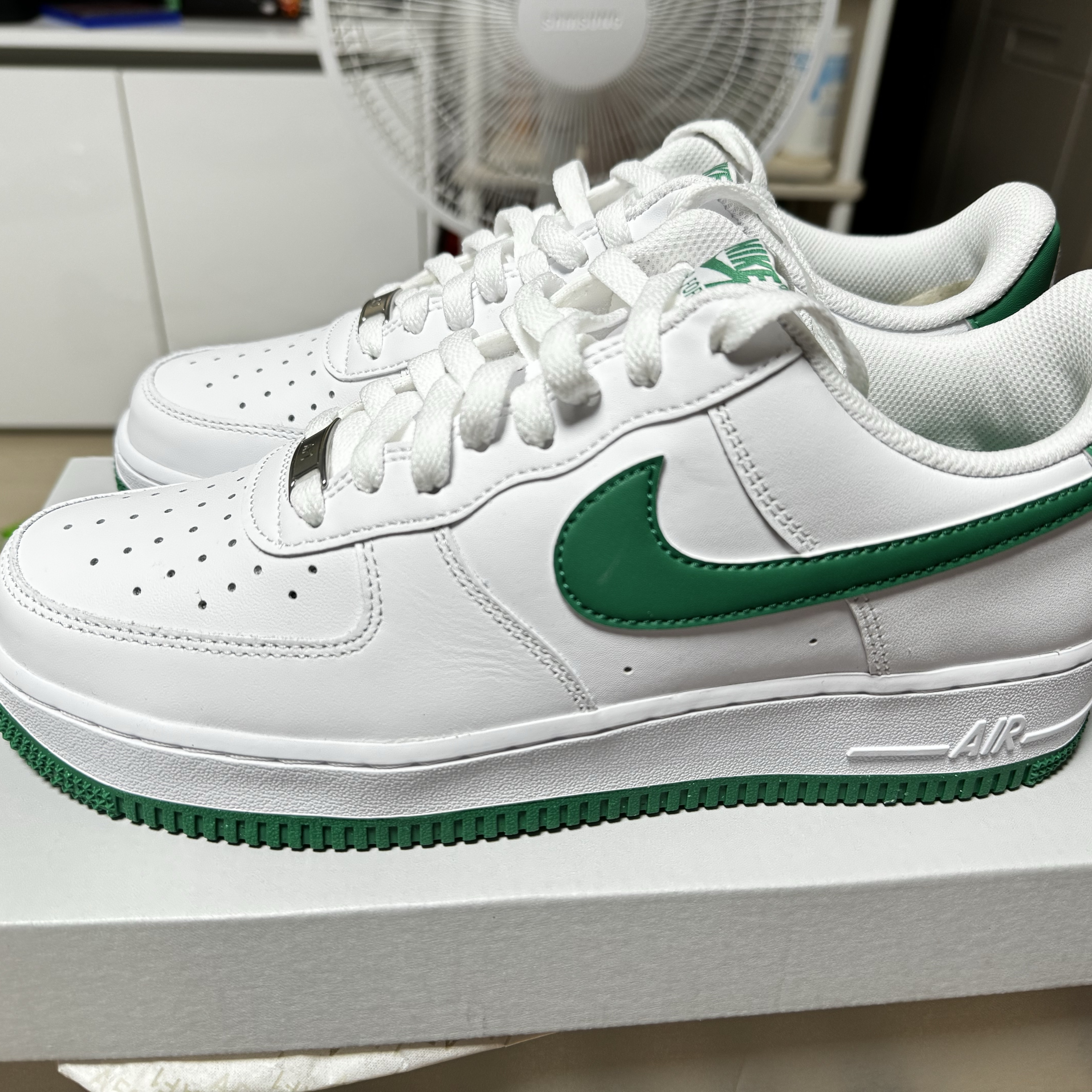 Nike Air Force 1 '07 White Malachite 착용 스타일 - 1