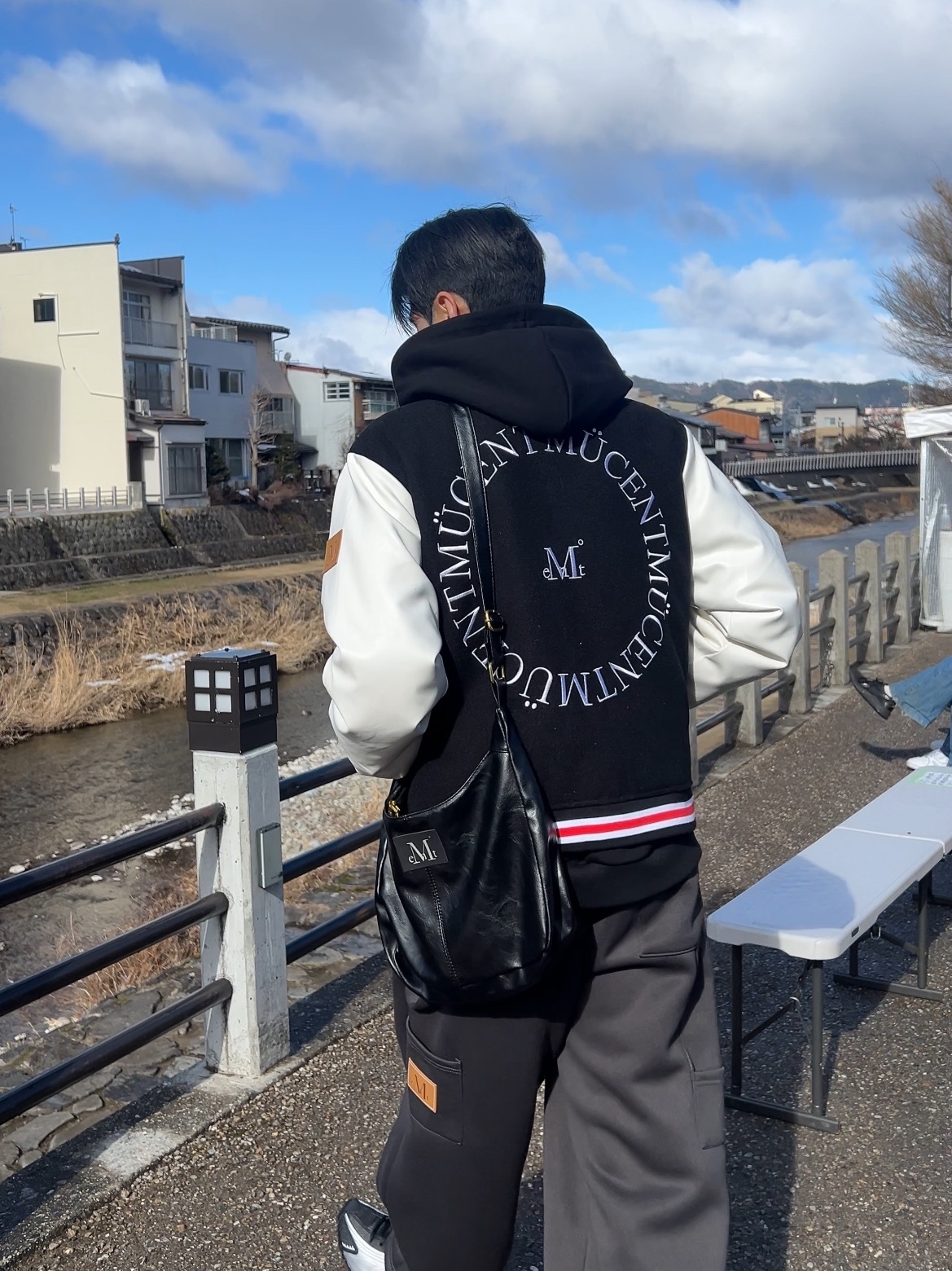 MUCENT Tiverton Signatuer Varsity Jacket Black, MUCENT Merin Gold Line Leather Shoulder Bag Black 착용 스타일 - 1
