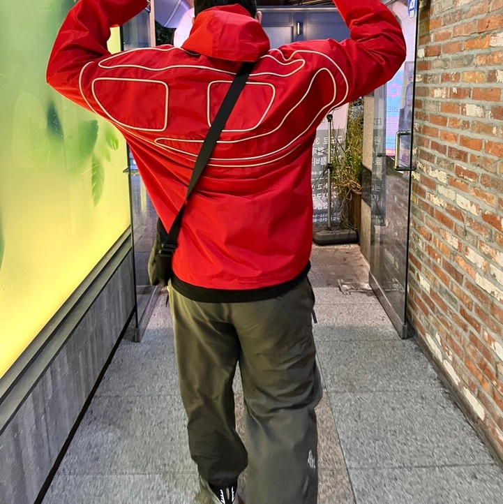 Diesel W-Hennes Hooded Jacket with Piped Logo Black, Nike Shox R4 Metallic Silver Red 착용 스타일