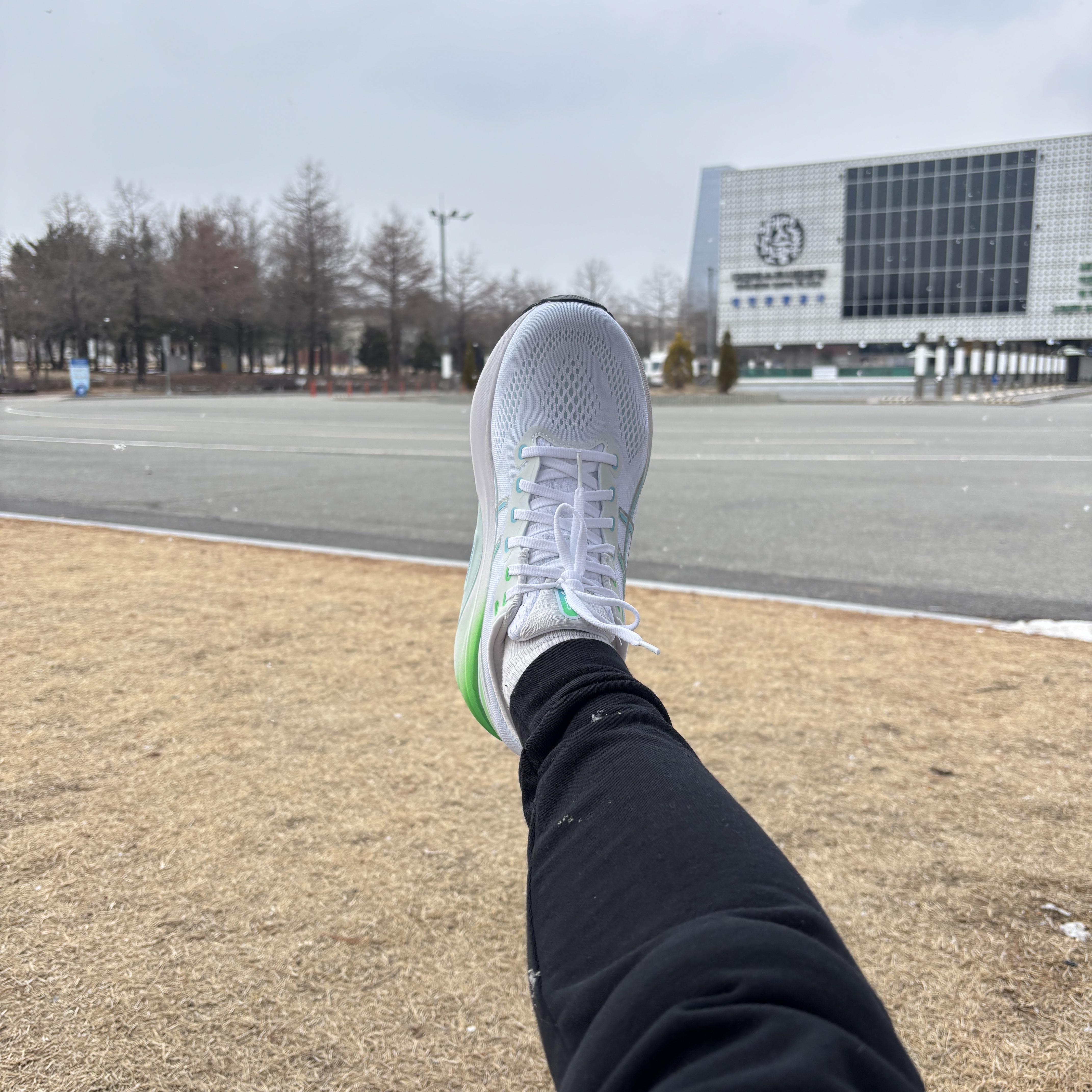 Asics Gel-Kayano 31 White Bright Cyan 착용 스타일