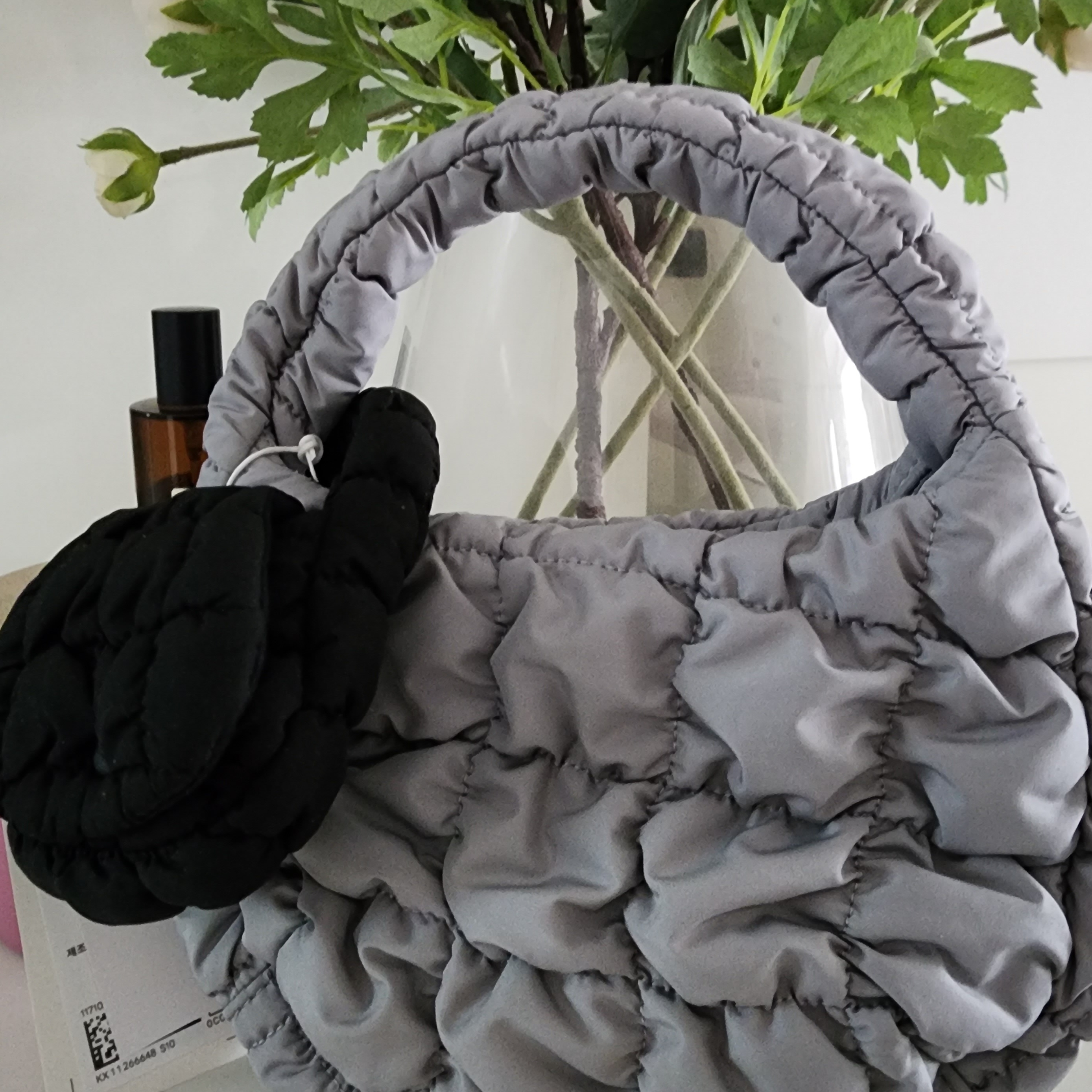 COS Quilted Micro Bag Grey, COS Quilted Nano Bag Black 착용 스타일
