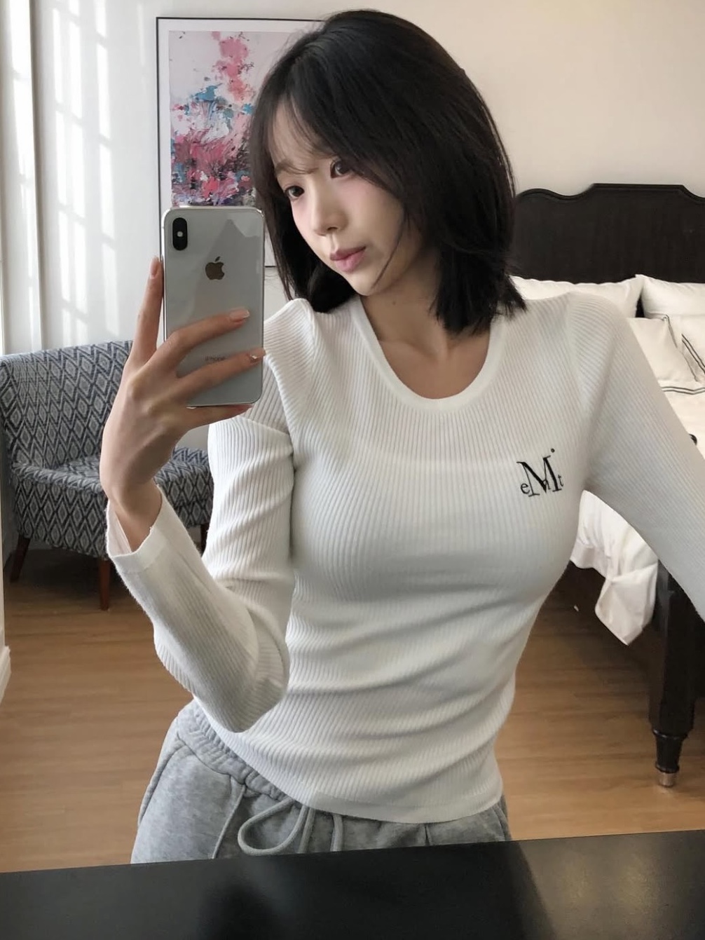 MUCENT Greave R-Neck Crop Rib Knit White 착용 스타일 - 1