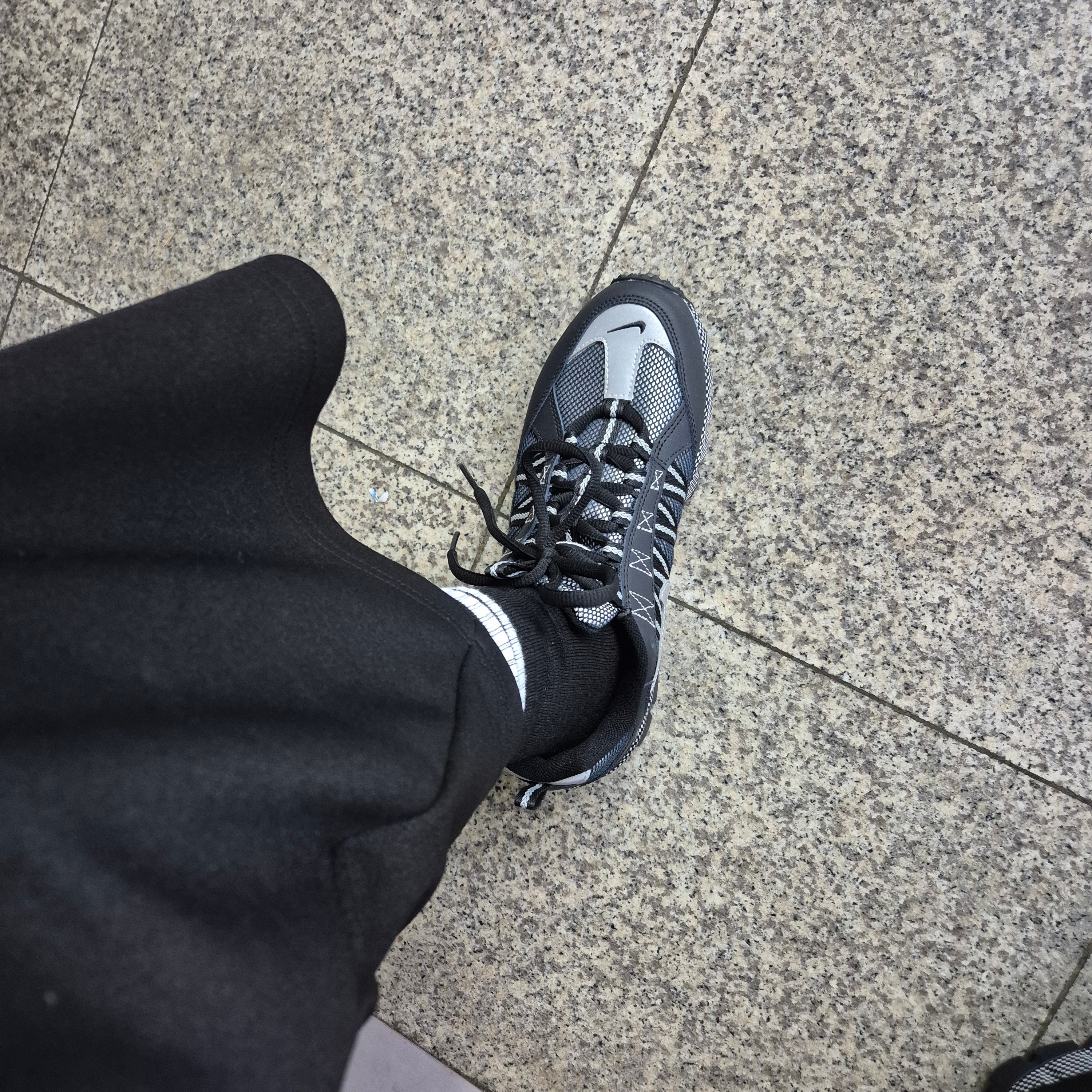 Nike Air Humara Black and Metallic Silver 착용 스타일