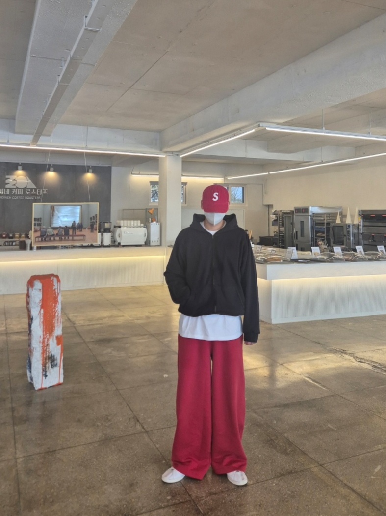 Yeezy YZY Zip-Up Hoodie Black, Supreme Corduroy S Logo 6-Panel Bright Red - 24FW 착용 스타일 - 2
