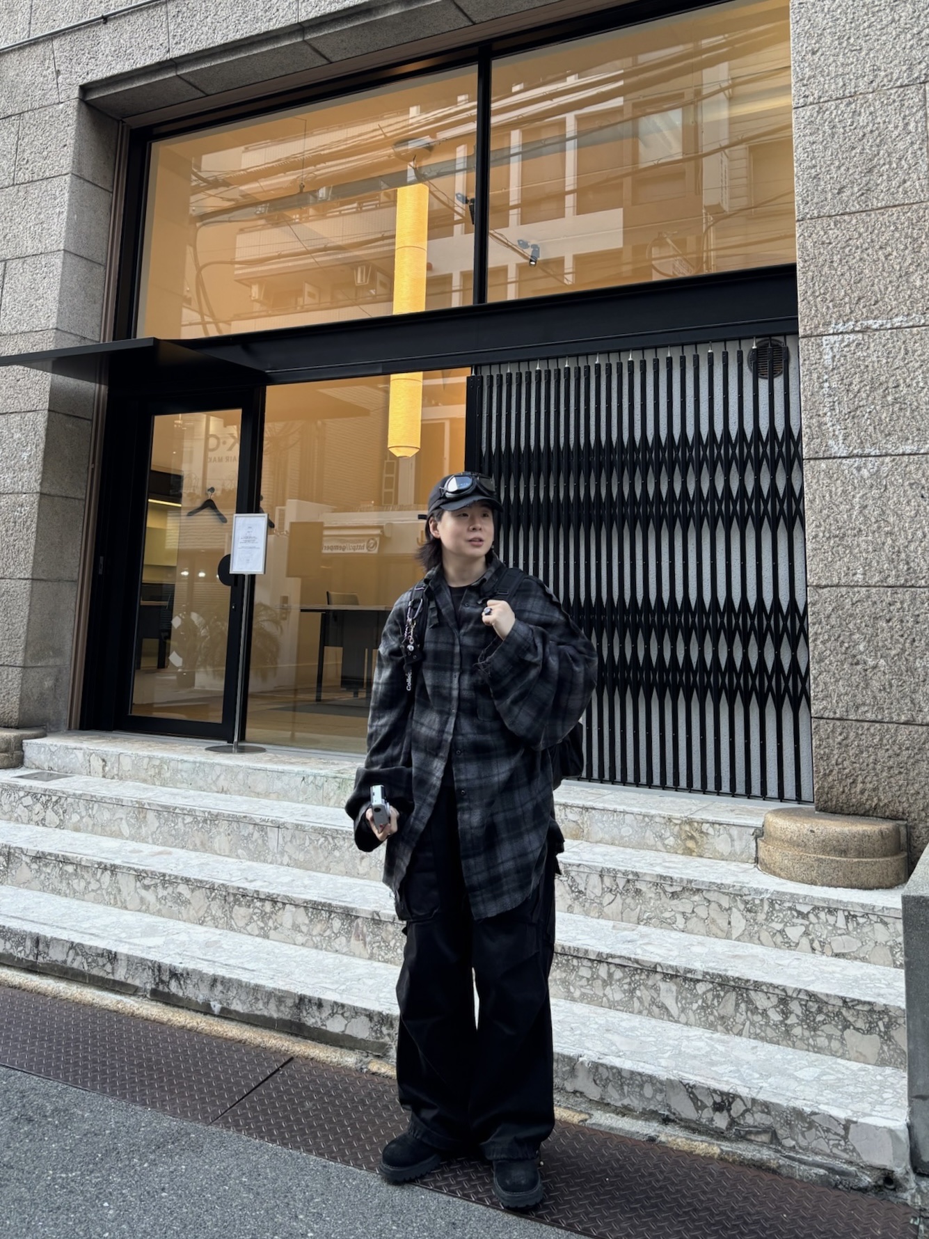 Nos Couleurs 05 Cargo Pants Dirty Washing Black 착용 스타일 - 2