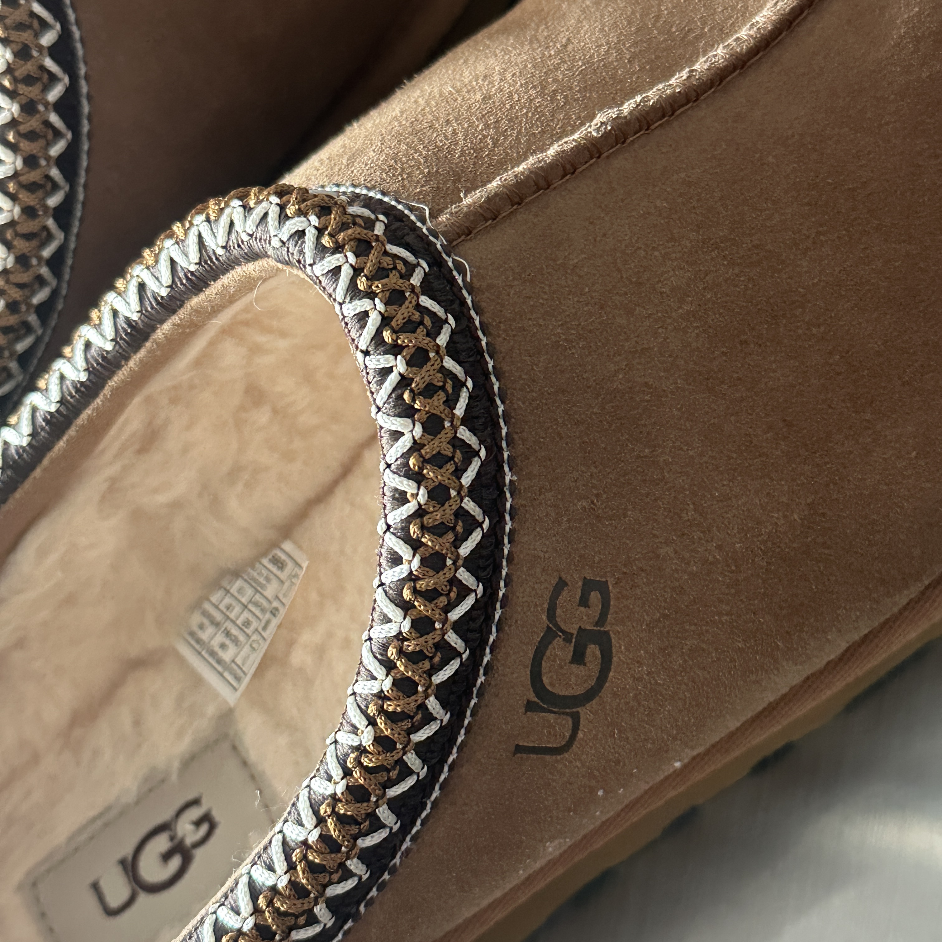 UGG Tasman Slipper Chestnut 착용 스타일