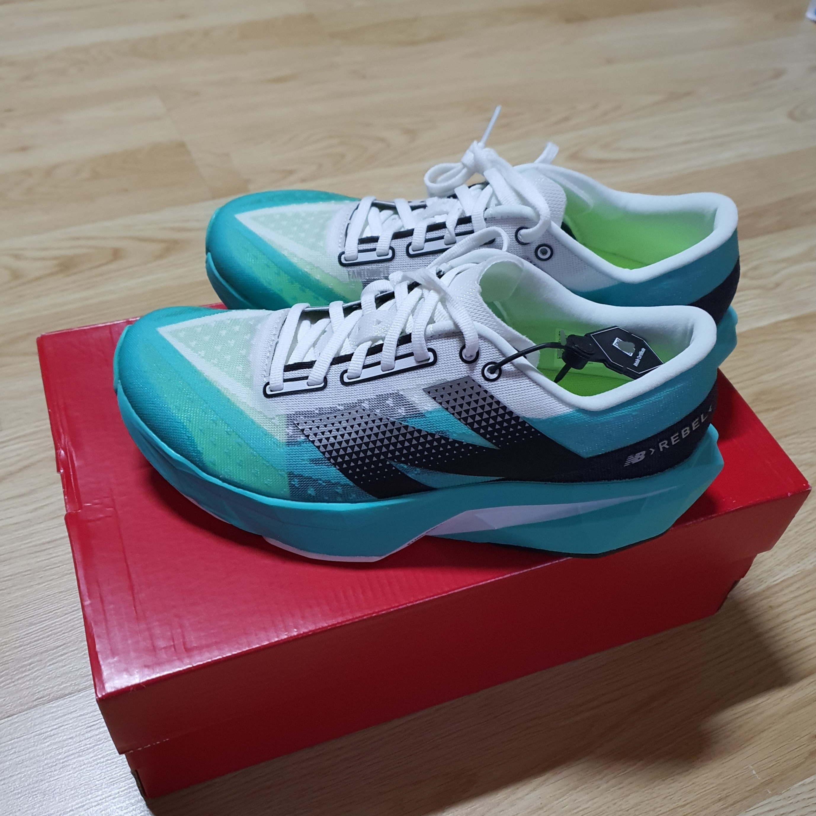 New Balance Fuelcell Rebel v4 Cyber Jade White - D Standard 착용 스타일 - 2