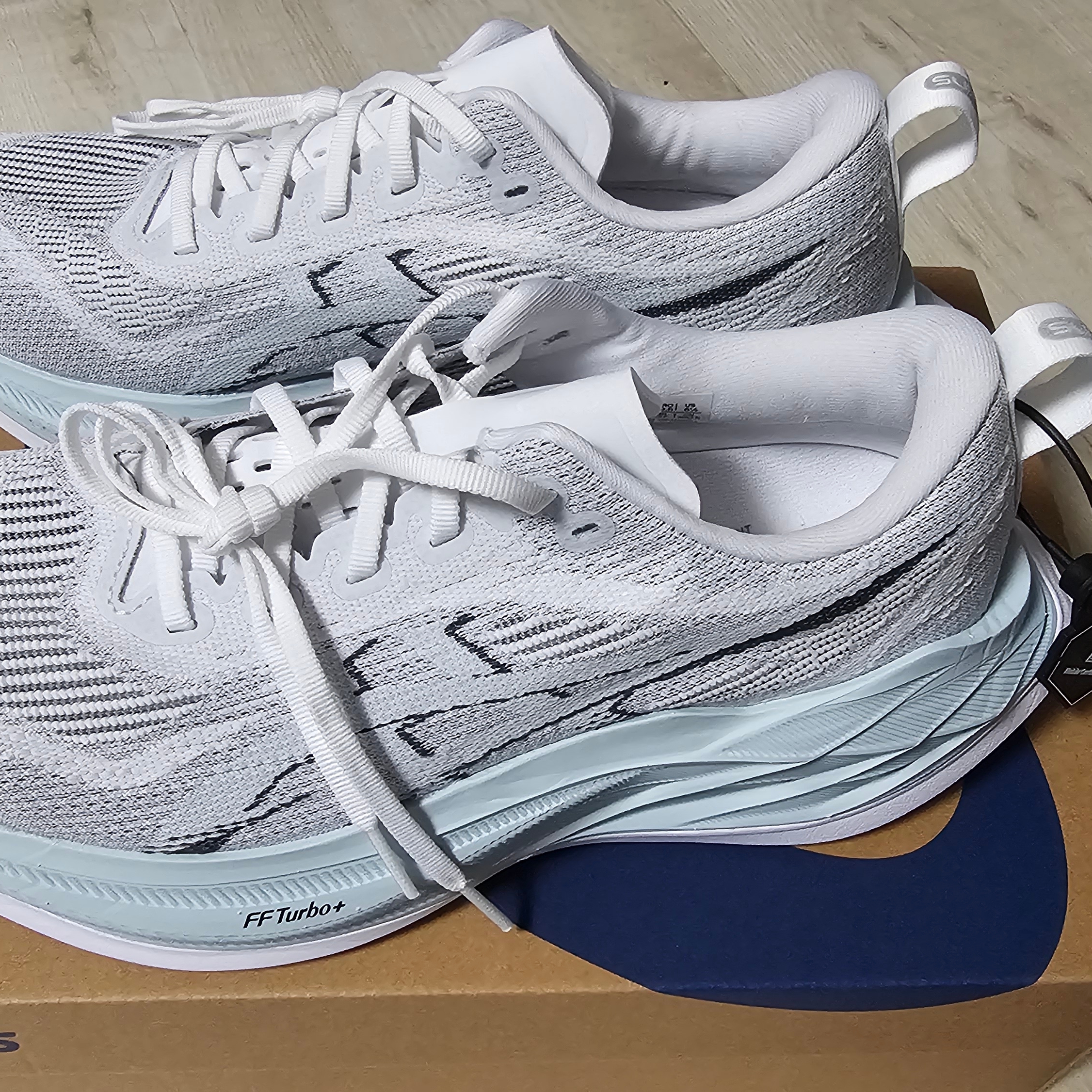 Asics Superblast 2 White Cool Grey 착용 스타일