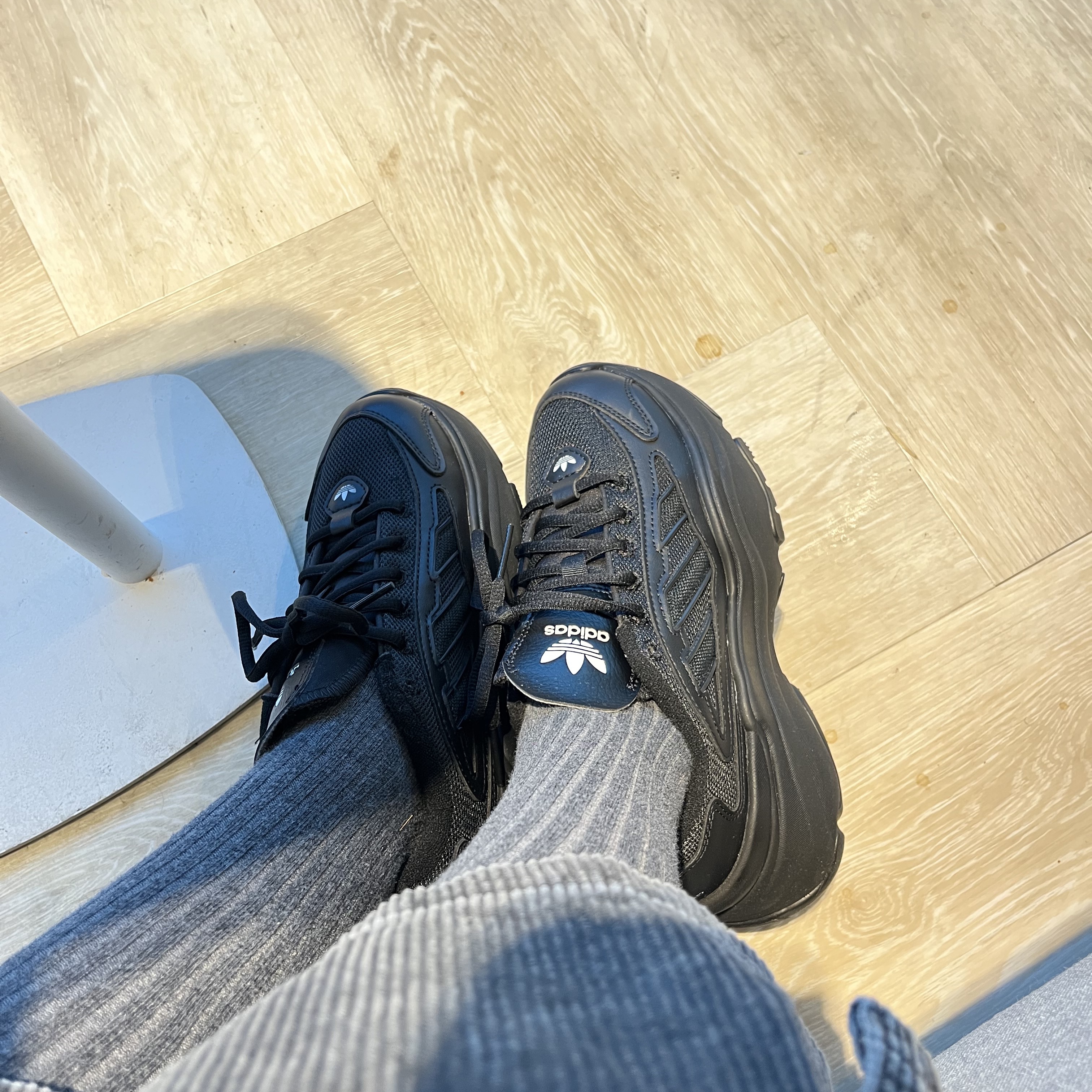 (W) Adidas Ozgaia Core Black 착용 스타일 - 2