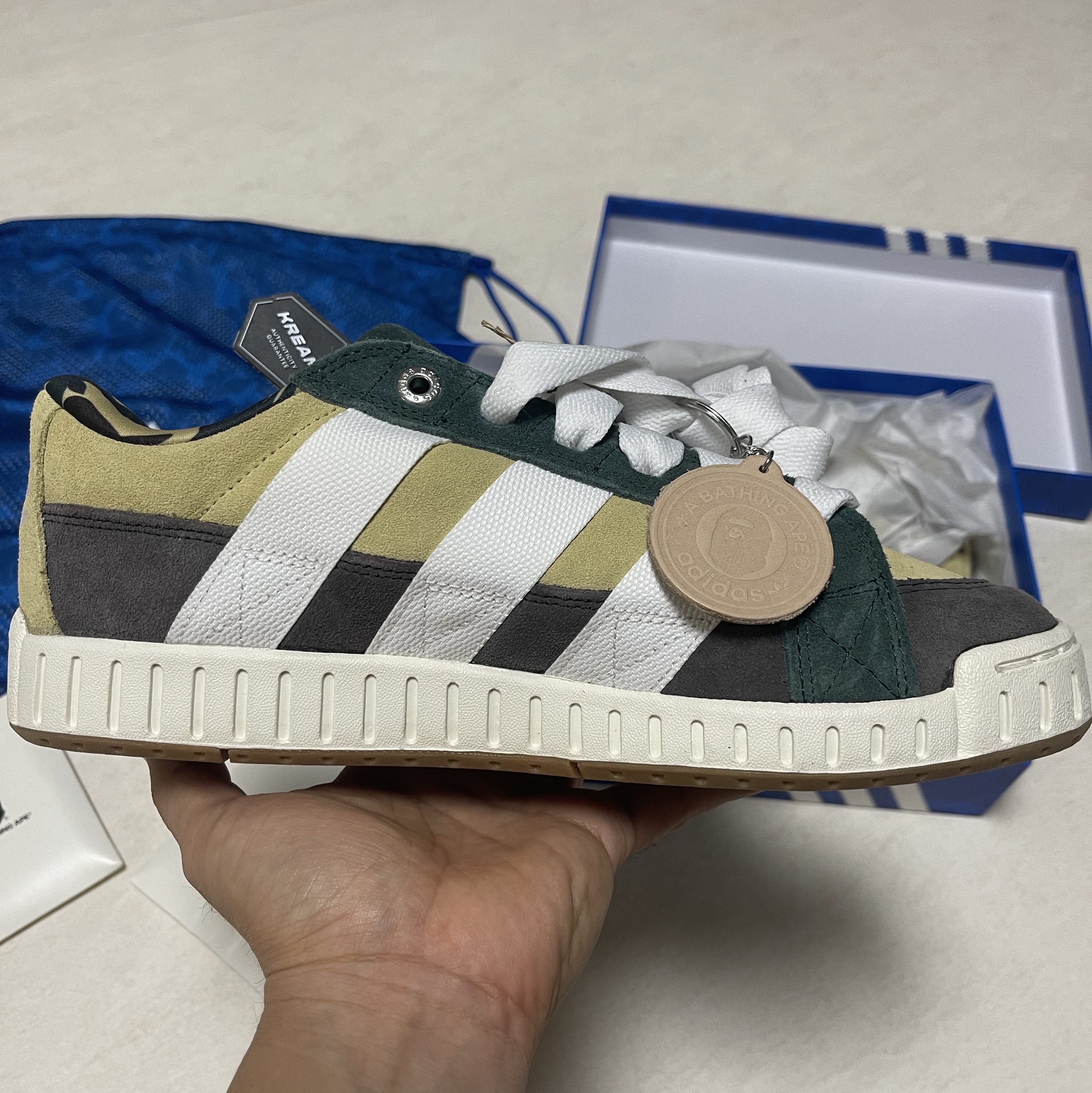 Adidas X BAPE Lawsuit Sand Cloud White 착용 스타일 - 1