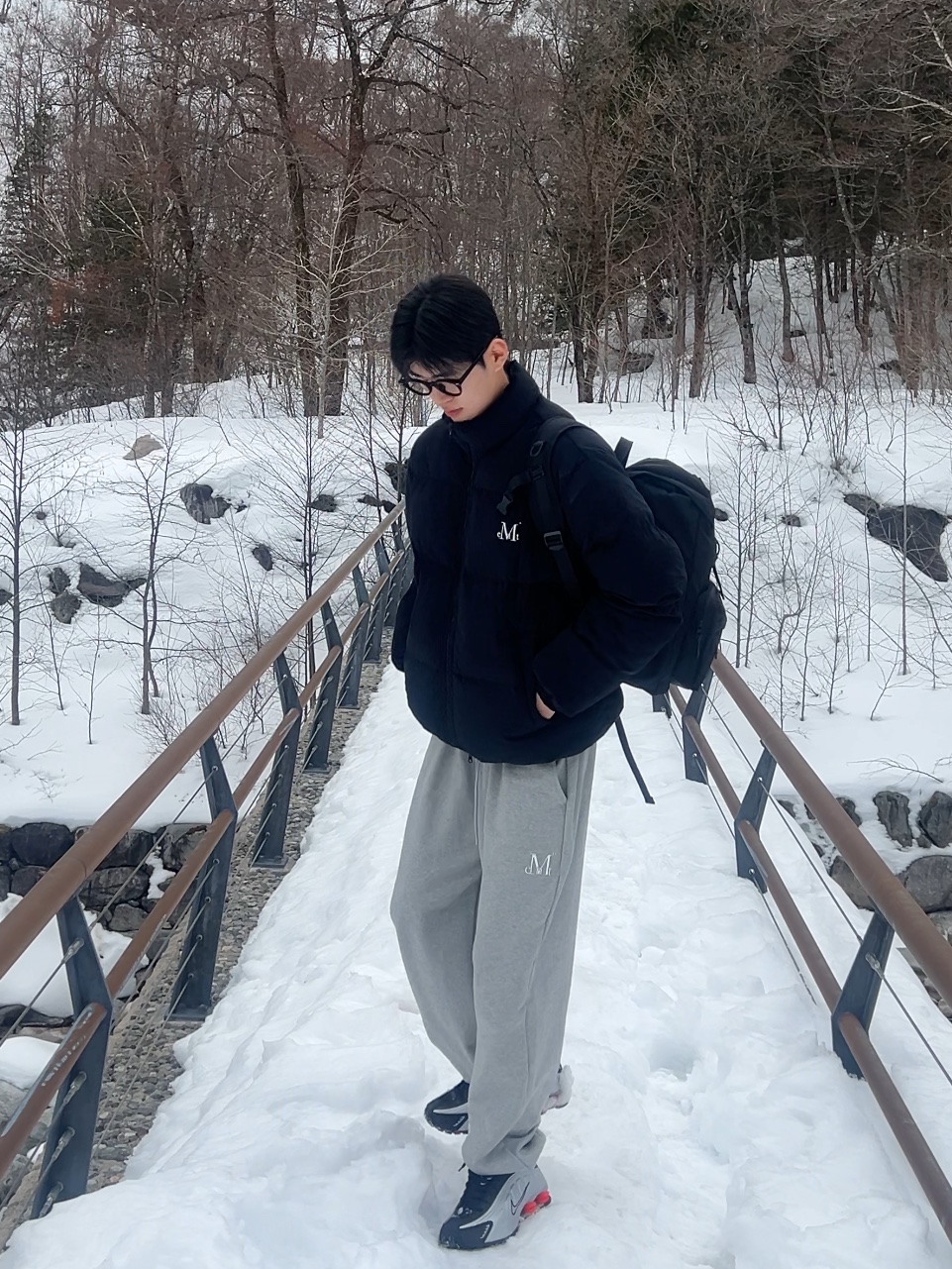 Nike Shox R4 Metallic Silver Red, MUCENT Lash Metal Logo Jogger Sweat Wide Pants Black Jogger 착용 스타일 - 3