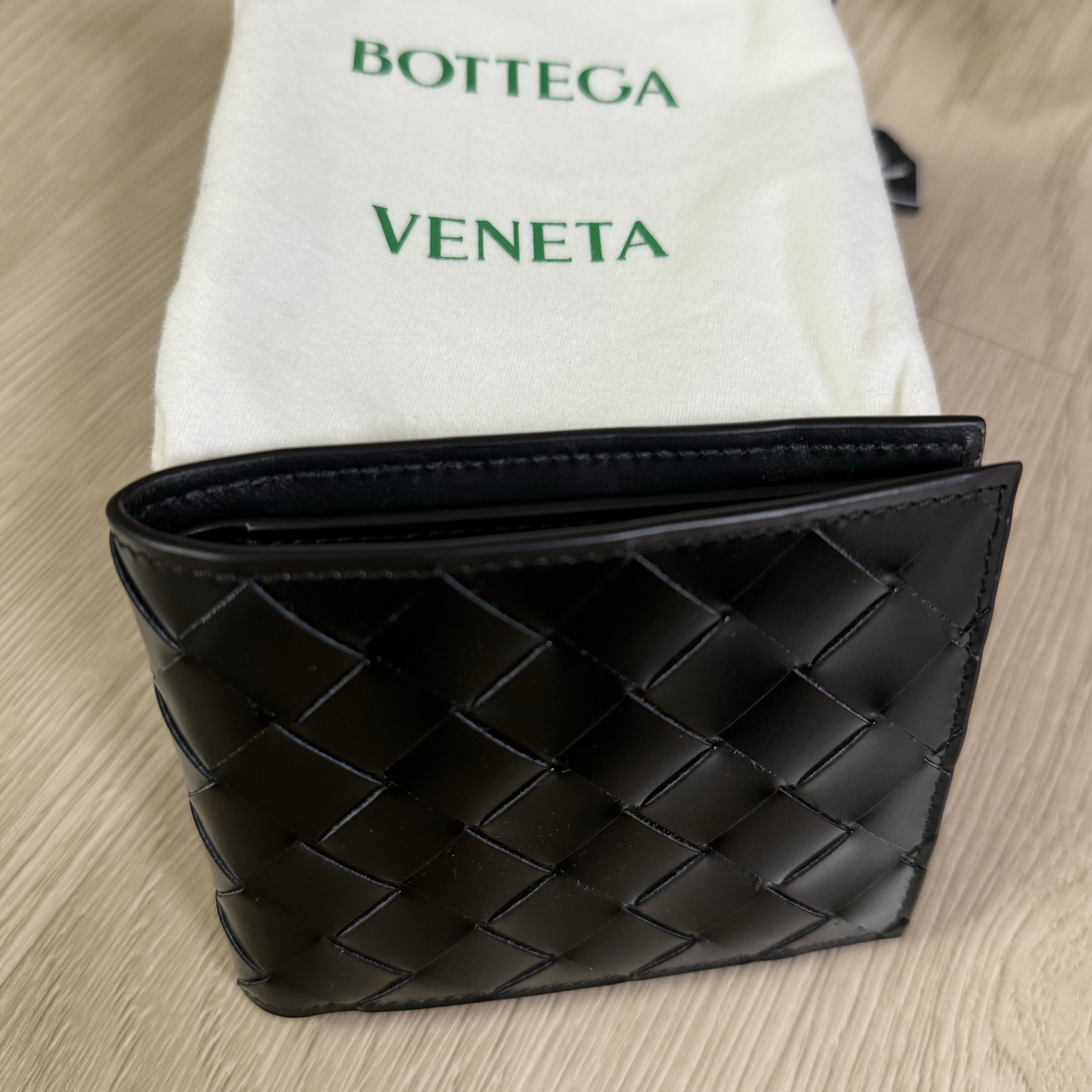 Bottega Veneta Bi-Fold Wallet Black 착용 스타일 - 1