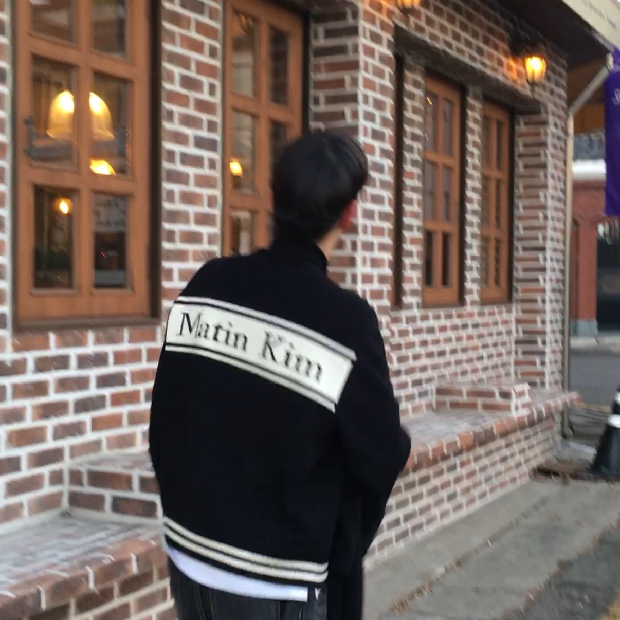 Matin Kim Spell Point Stripe Knit Cardigan Black 착용 스타일 - 2