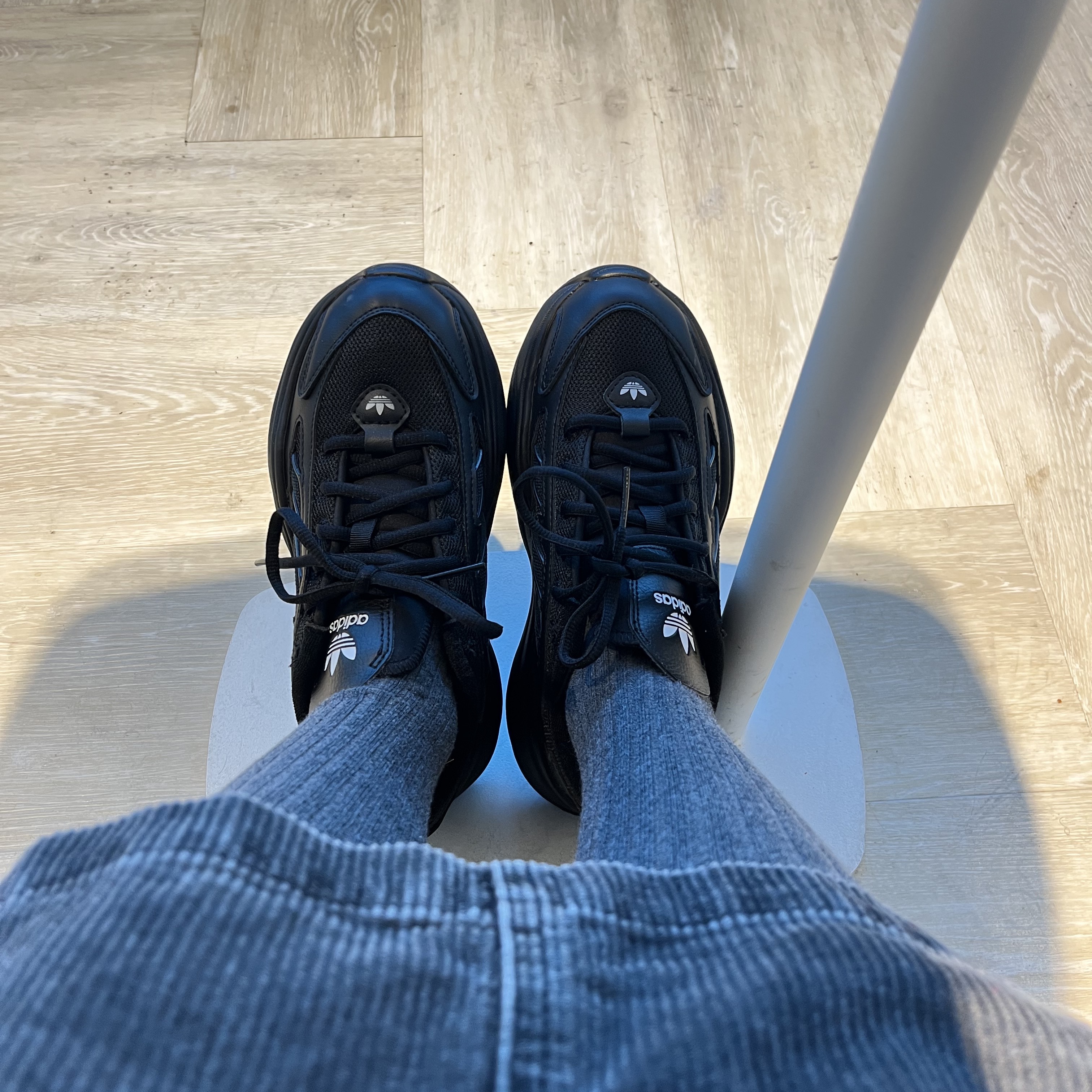 (W) Adidas Ozgaia Core Black 착용 스타일 - 1