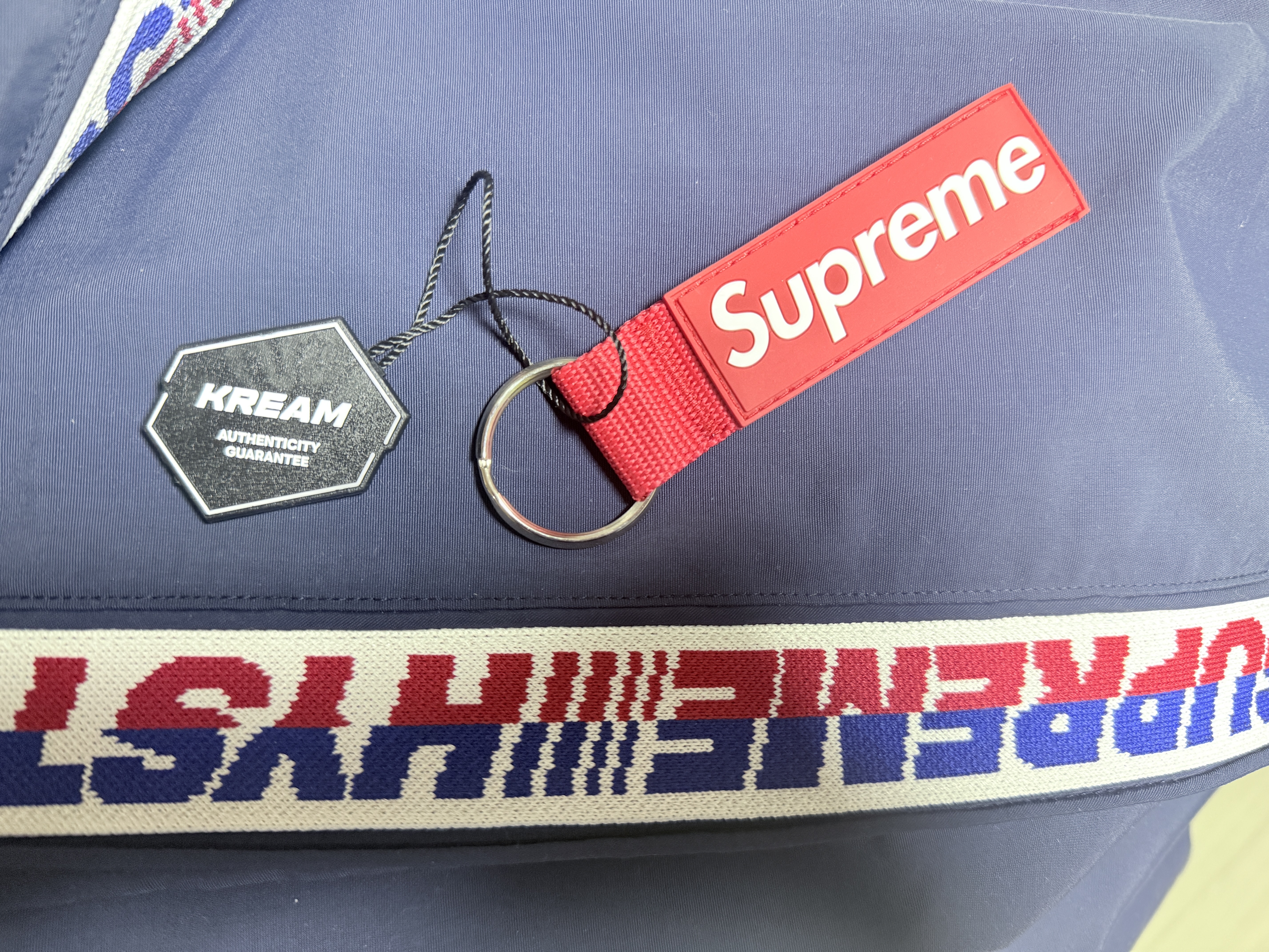 Supreme Webbing Keychain Red - 23SS 착용 스타일