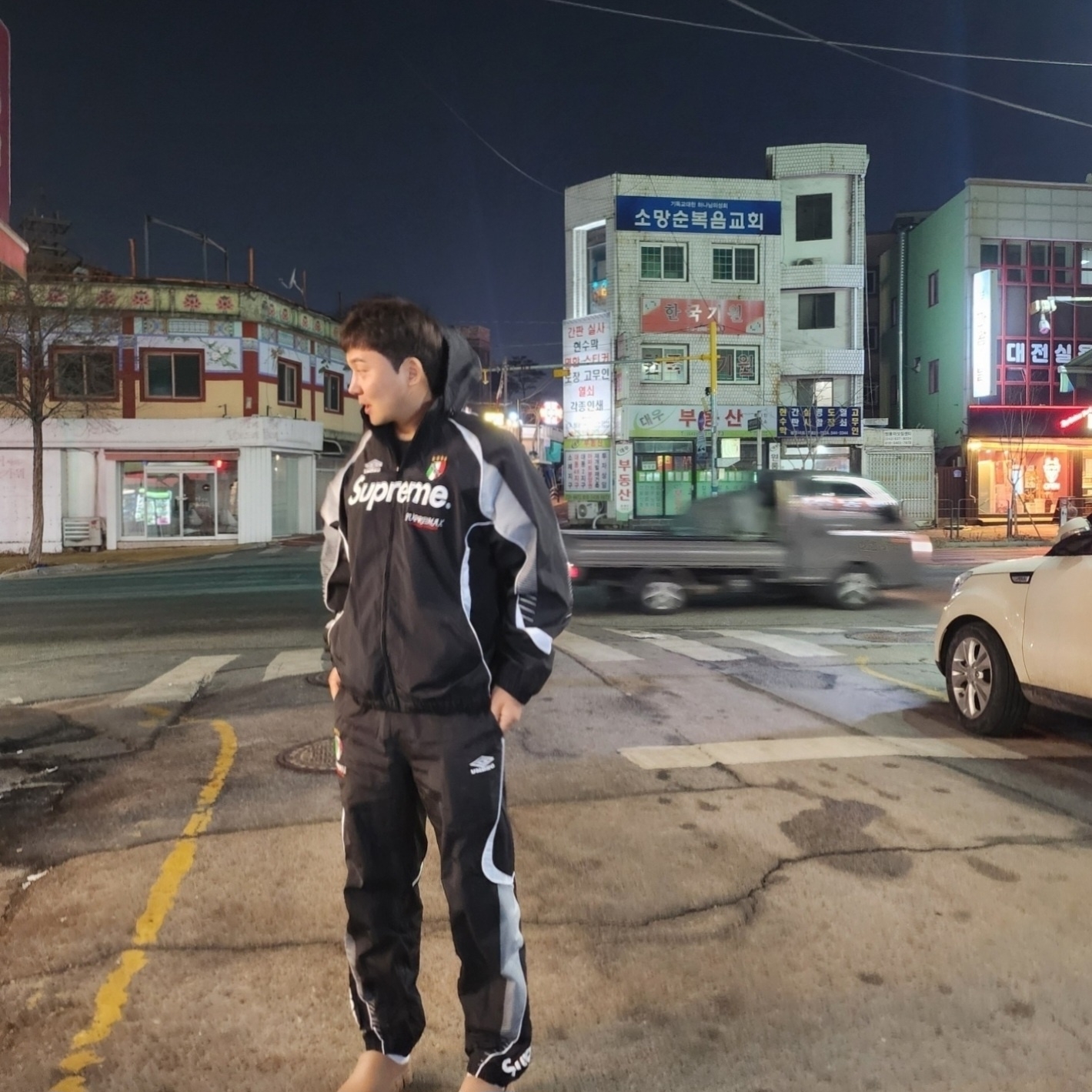 Supreme x Umbro Track Jacket Black - 22SS, Supreme x Umbro Track Pants Navy - 22SS 착용 스타일 - 1