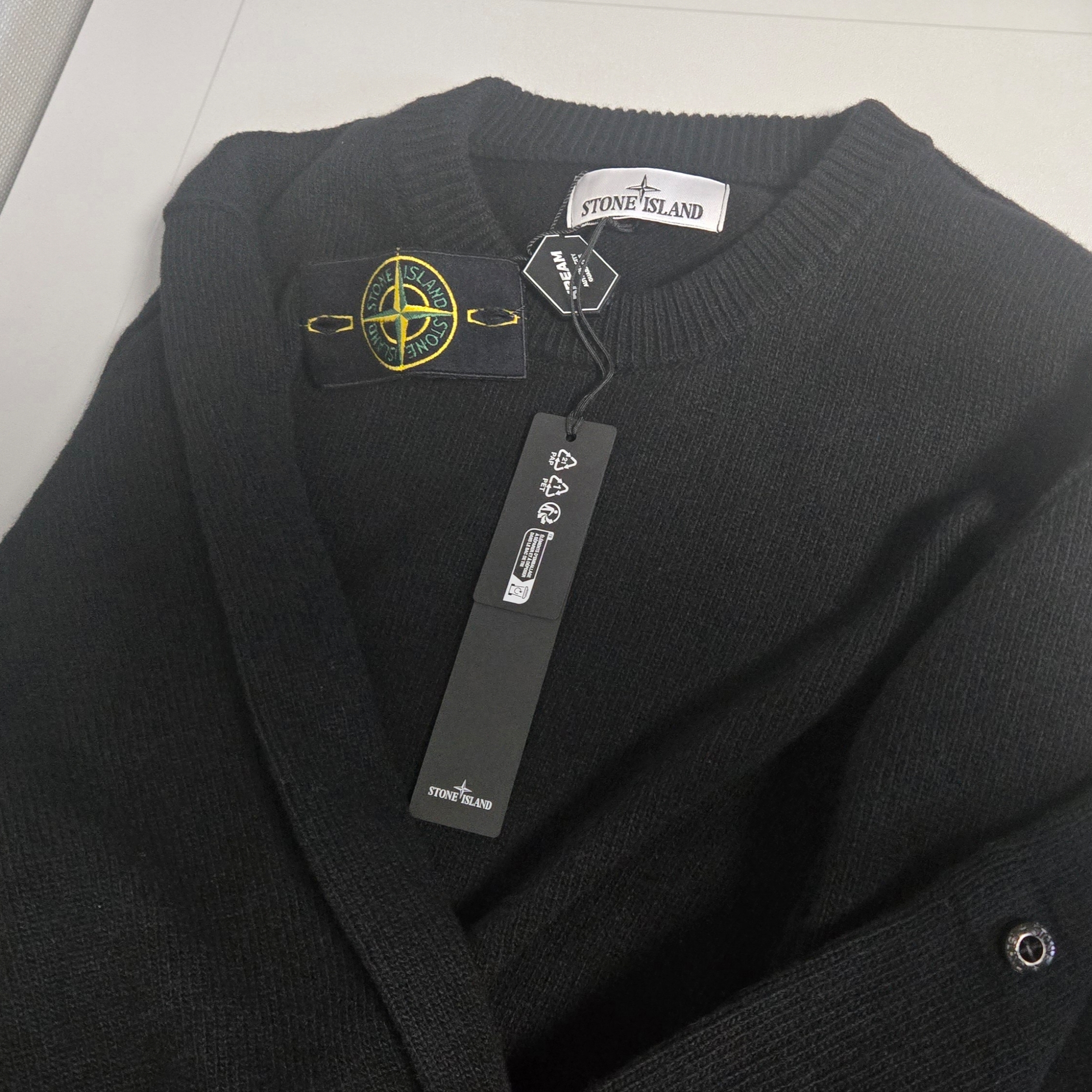 Stone Island 508A3 Lambswool Crewneck Knit Black -24FW 착용 스타일