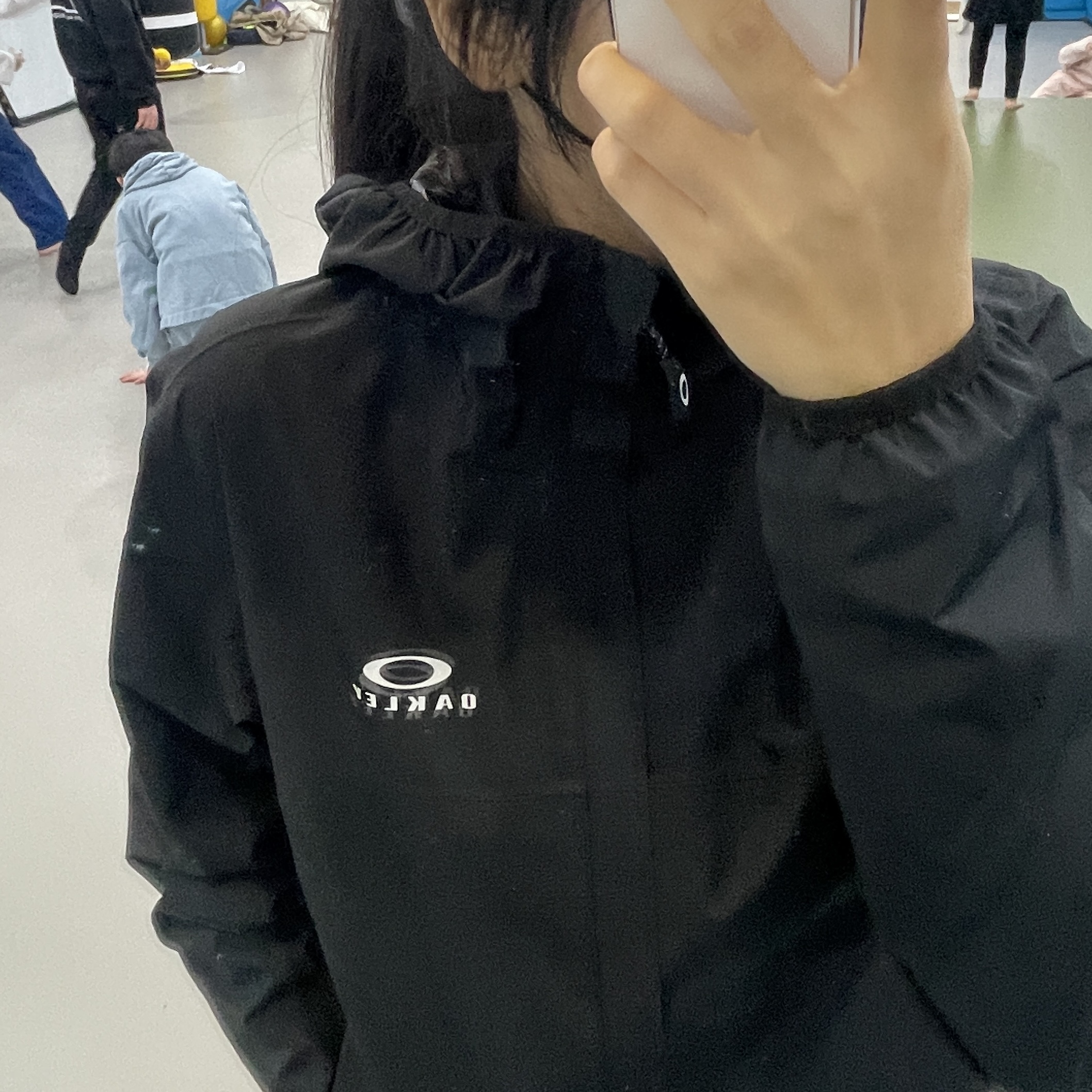 Oakley Elements Shell Jacket 2.0 Blackout 착용 스타일 - 2