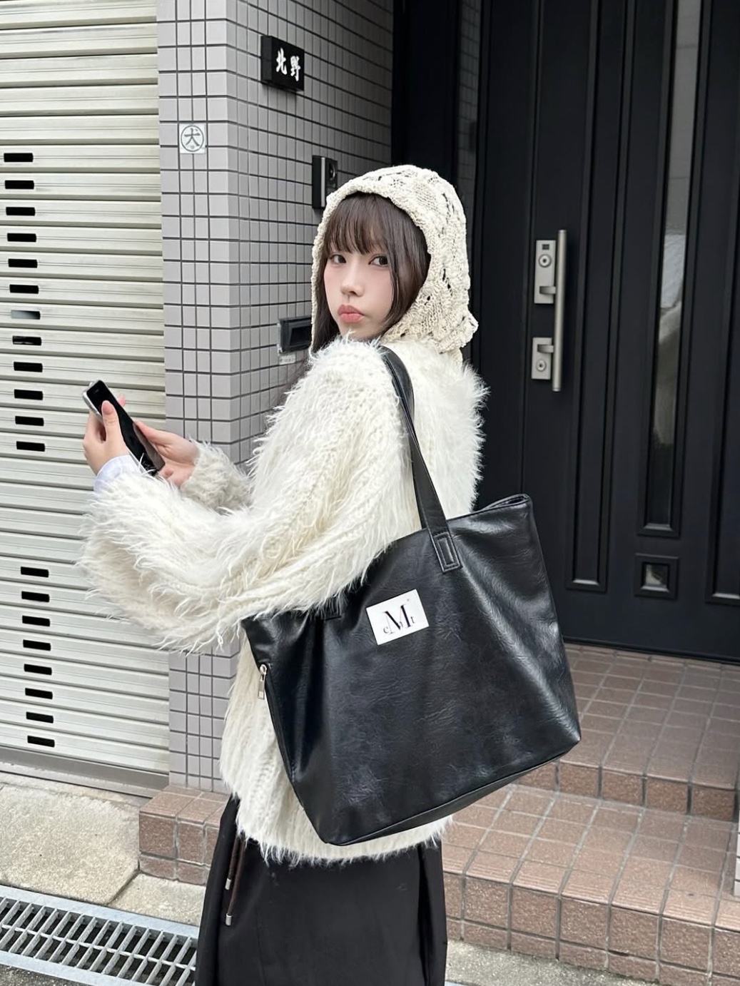 MUCENT Griek Leather Shoulder Bag Black, UGG Classic Mini Boots Chestnut 착용 스타일 - 1