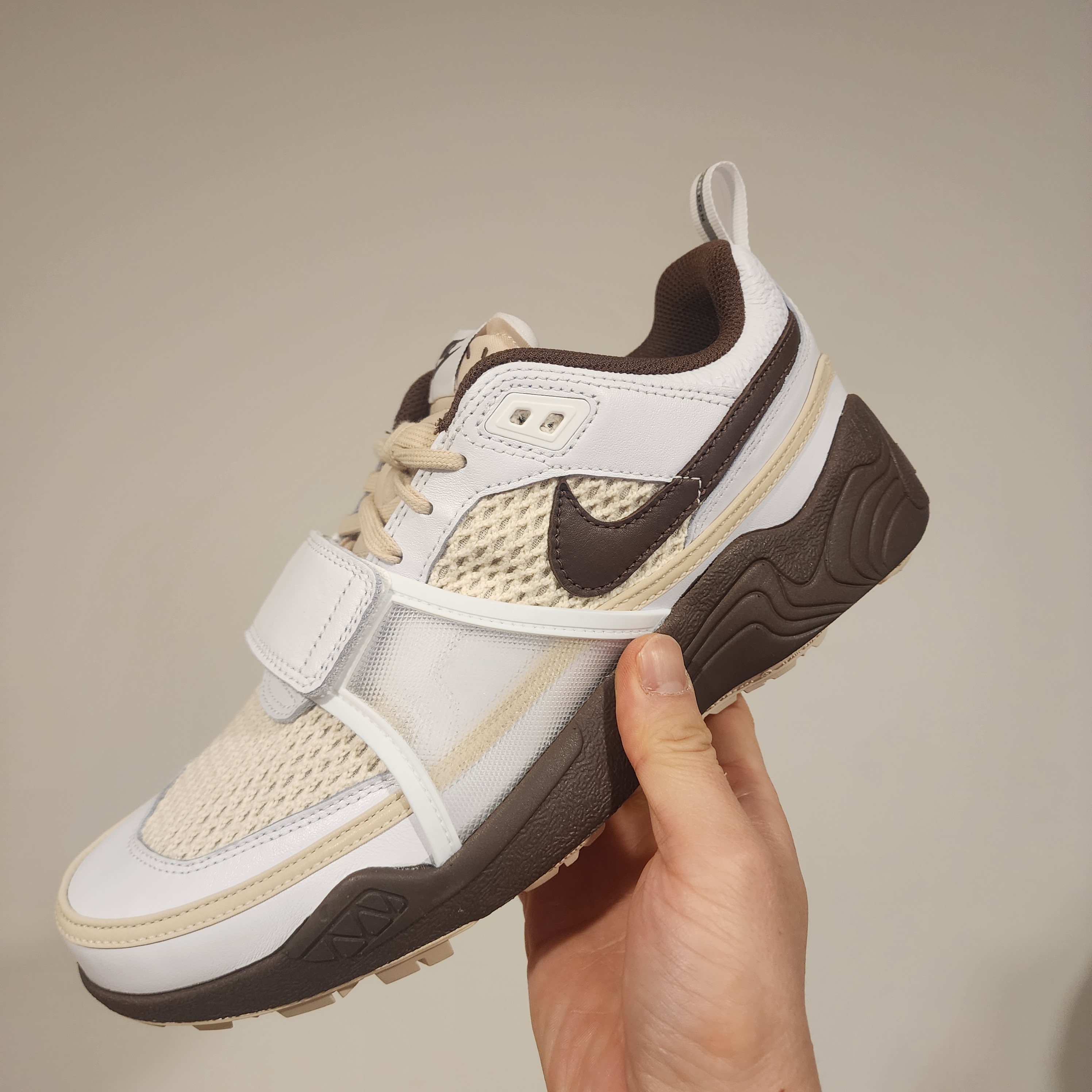 Nike x Travis Scott Zoom Field Jaxx White and Light Chocolate 착용 스타일 - 1