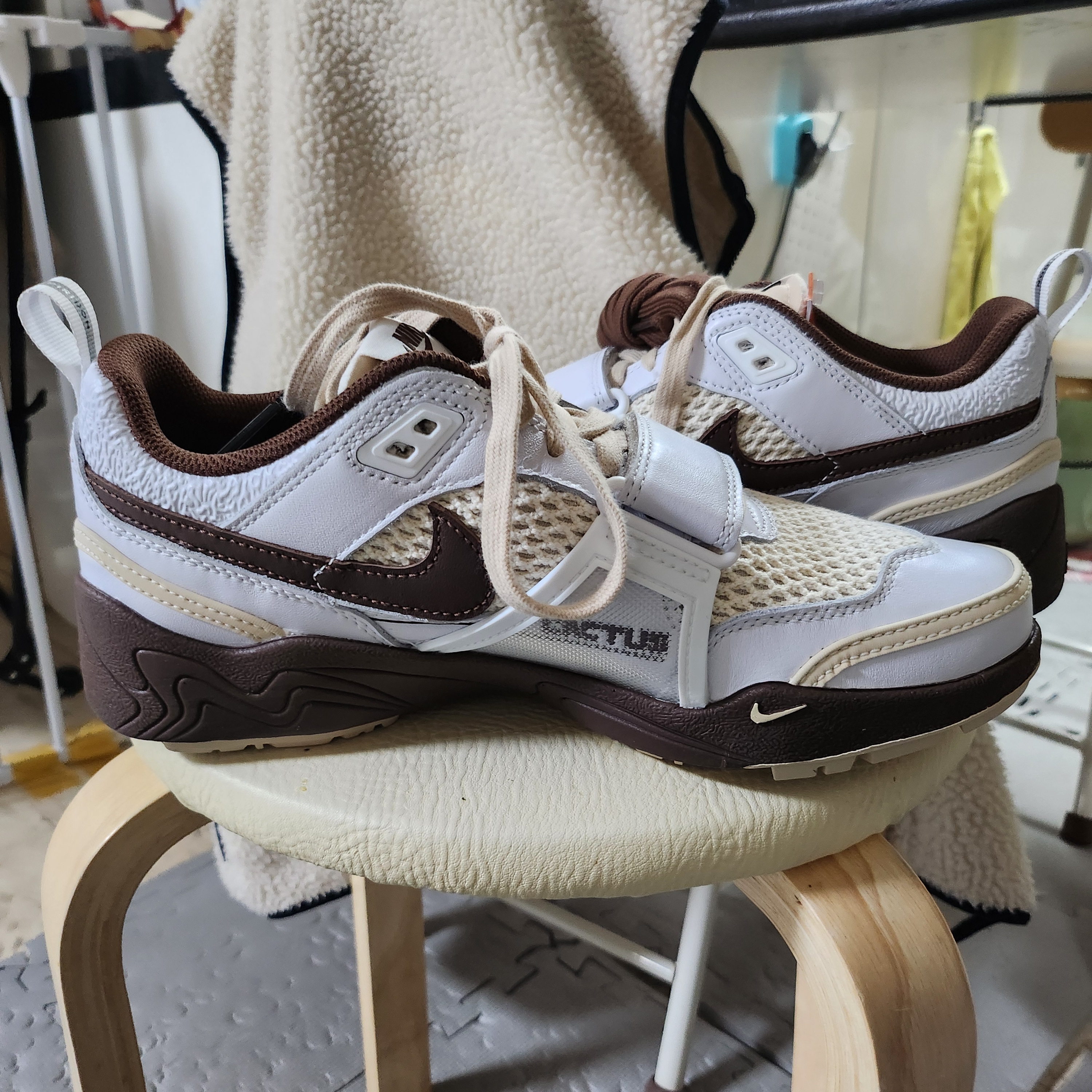 Nike x Travis Scott Zoom Field Jaxx White and Light Chocolate 착용 스타일 - 3