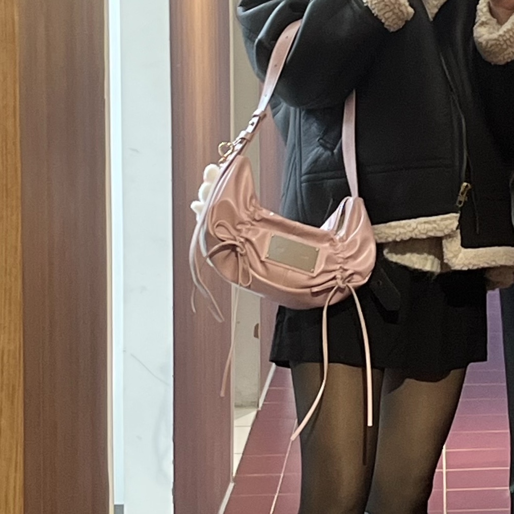 Matin Kim Half Shirring Ribbon Round Bag Pink 착용 스타일