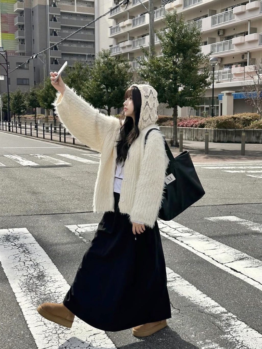 MUCENT Griek Leather Shoulder Bag Black, UGG Classic Mini Boots Chestnut 착용 스타일 - 3