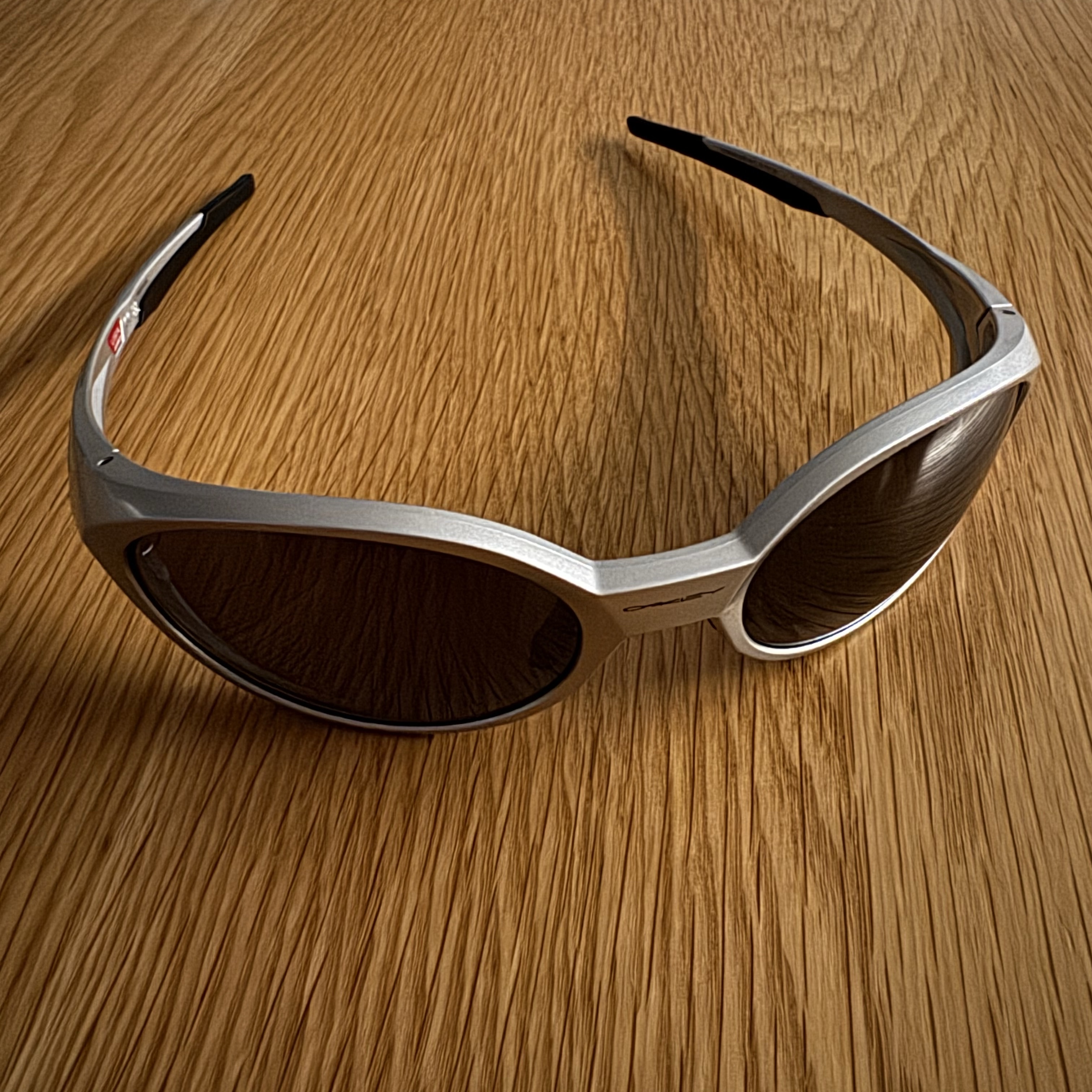 Oakley Eye Jacket Redux Silver Frame Prizm Black Polarized Lenses High Bridge Fit 착용 스타일