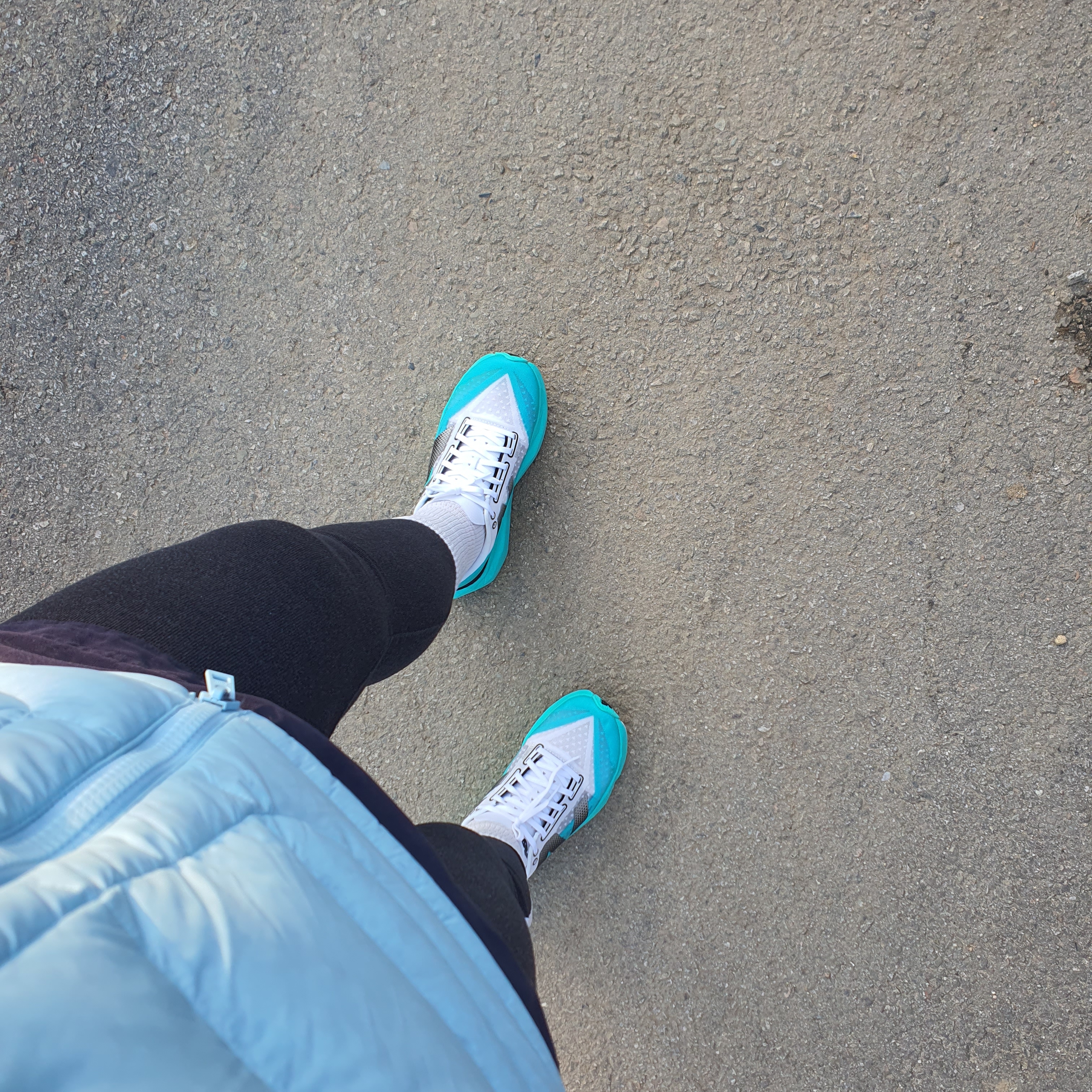 New Balance Fuelcell Rebel v4 Cyber Jade White - D Standard 착용 스타일 - 1