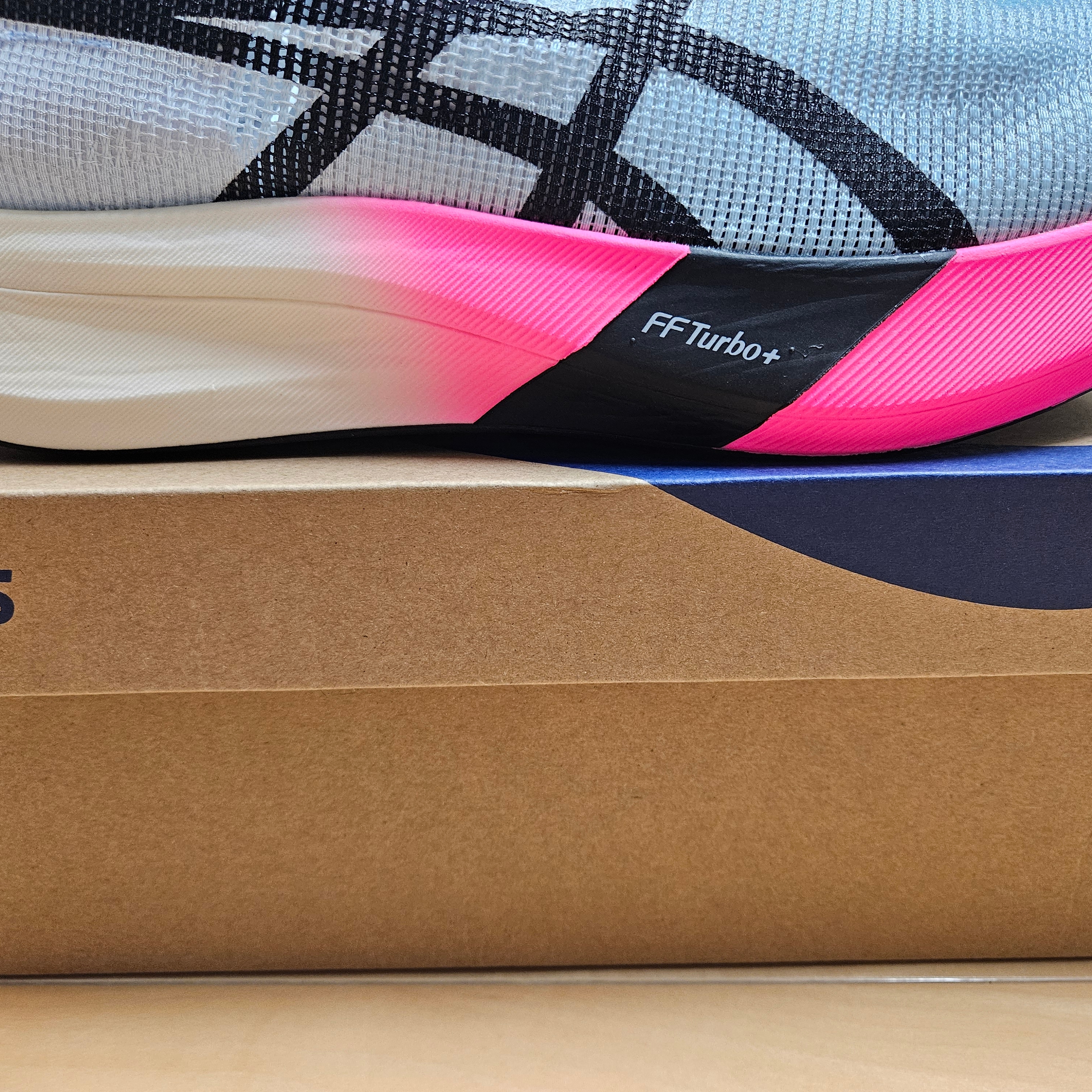 Asics Metaspeed Edge Paris Light Blue Black 착용 스타일 - 6