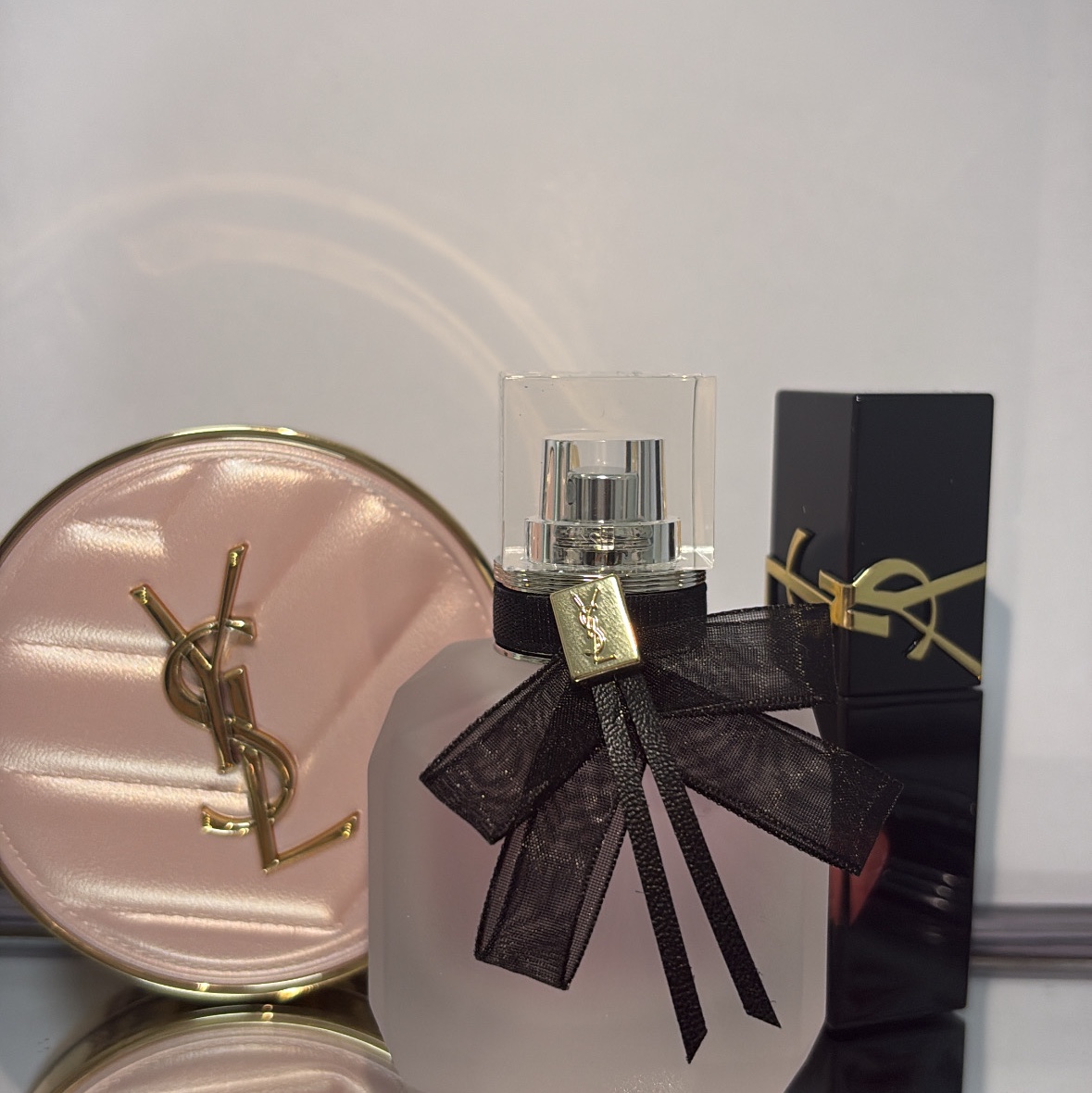 Yves Saint Laurent Ink Vinyl Tint 440 Blush Connection, Yves Saint Laurent Touche Eclat Glow Cusion BR10 Cool Porcelain 착용 스타일 - 1