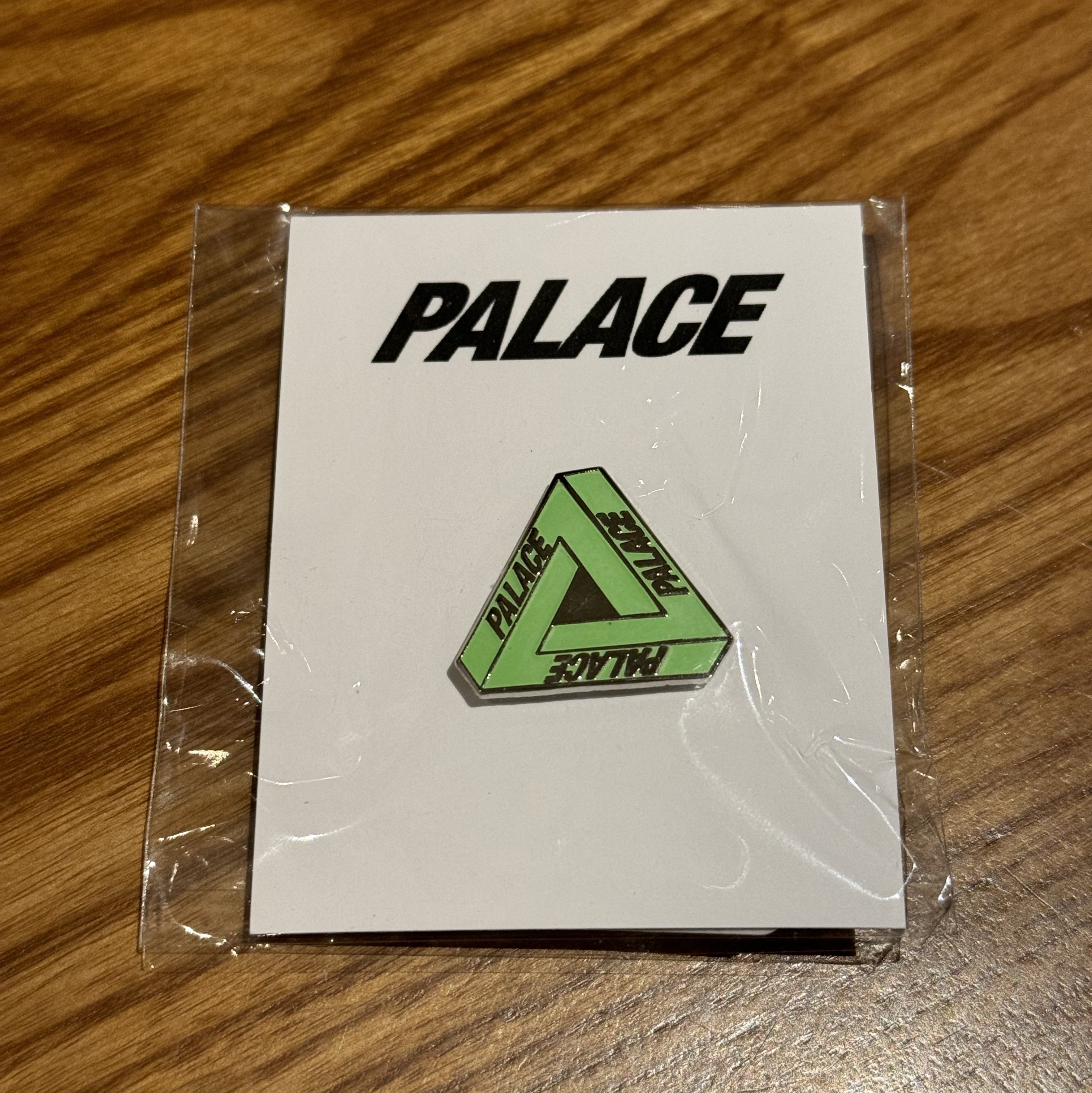 Palace Tri-Ferg Glow Pin Badge Glow In The Dark - 25SS 착용 스타일 - 1