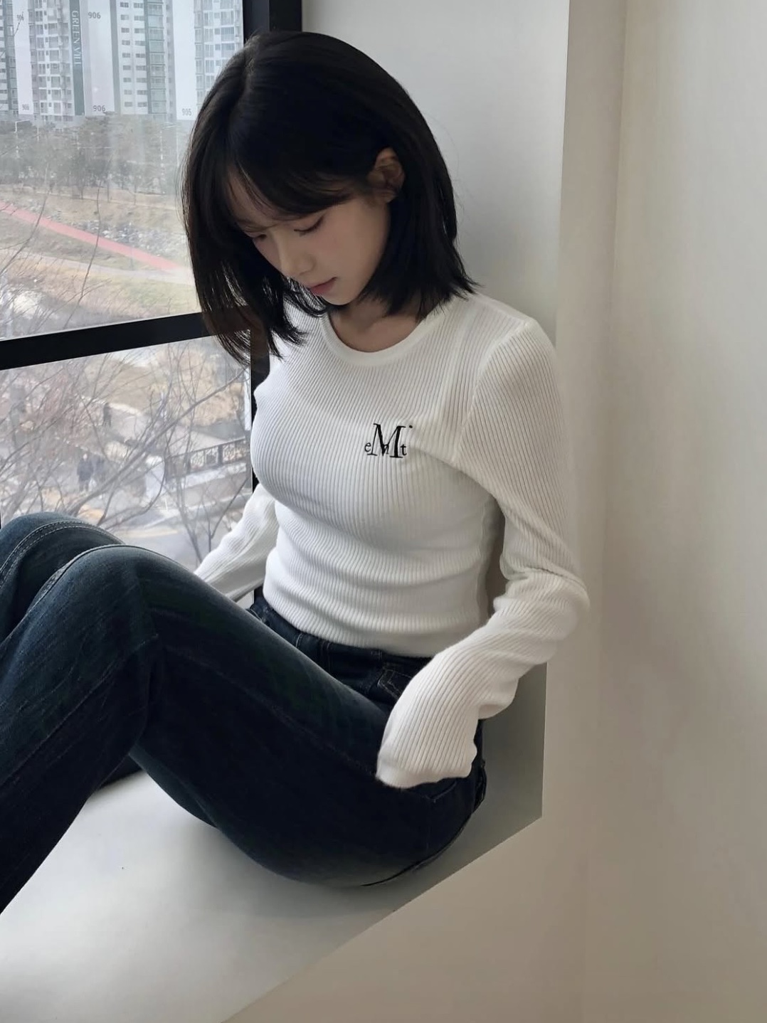 MUCENT Greave R-Neck Crop Rib Knit White 착용 스타일 - 2