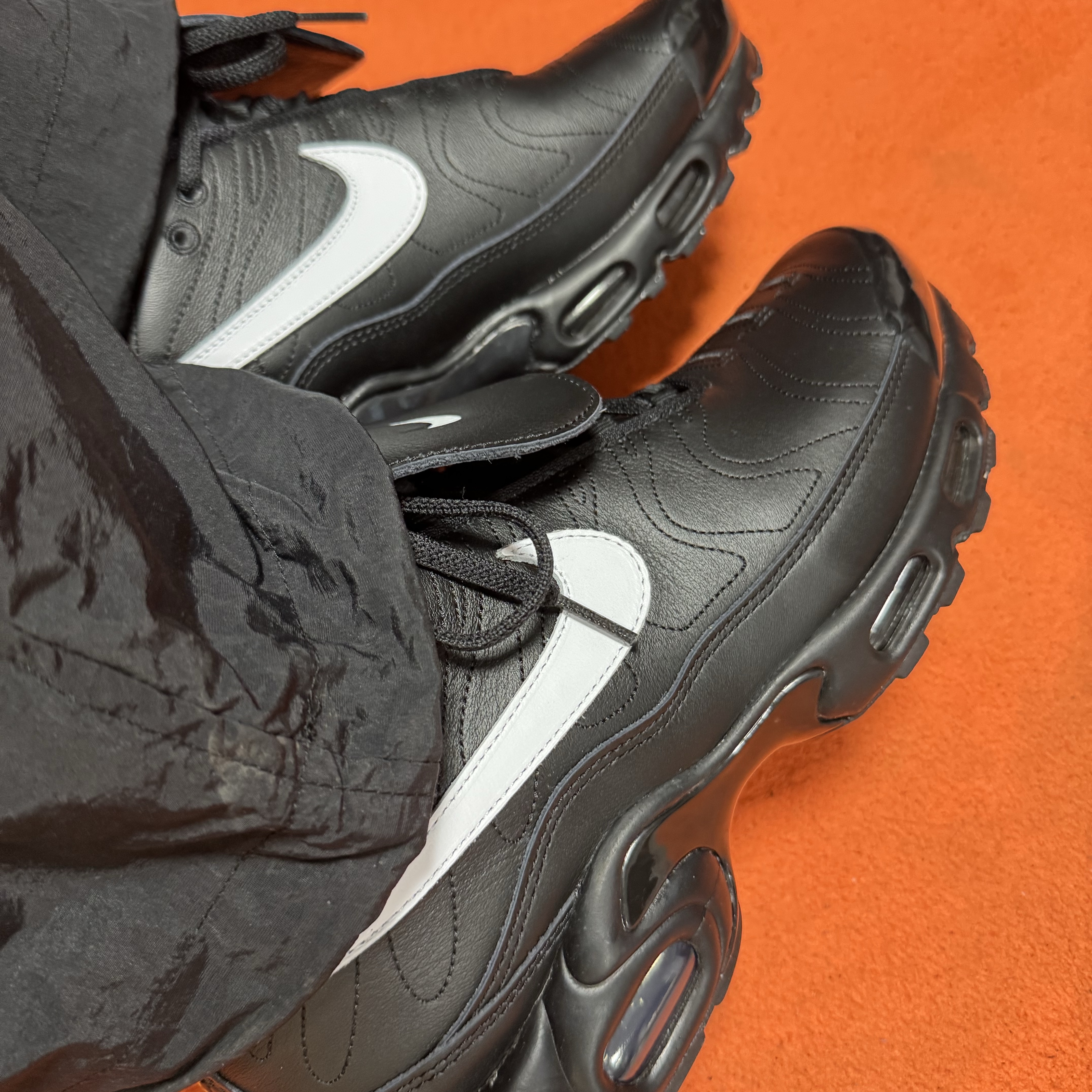 (W) Nike Air Max Plus TNPO Black 착용 스타일 - 1