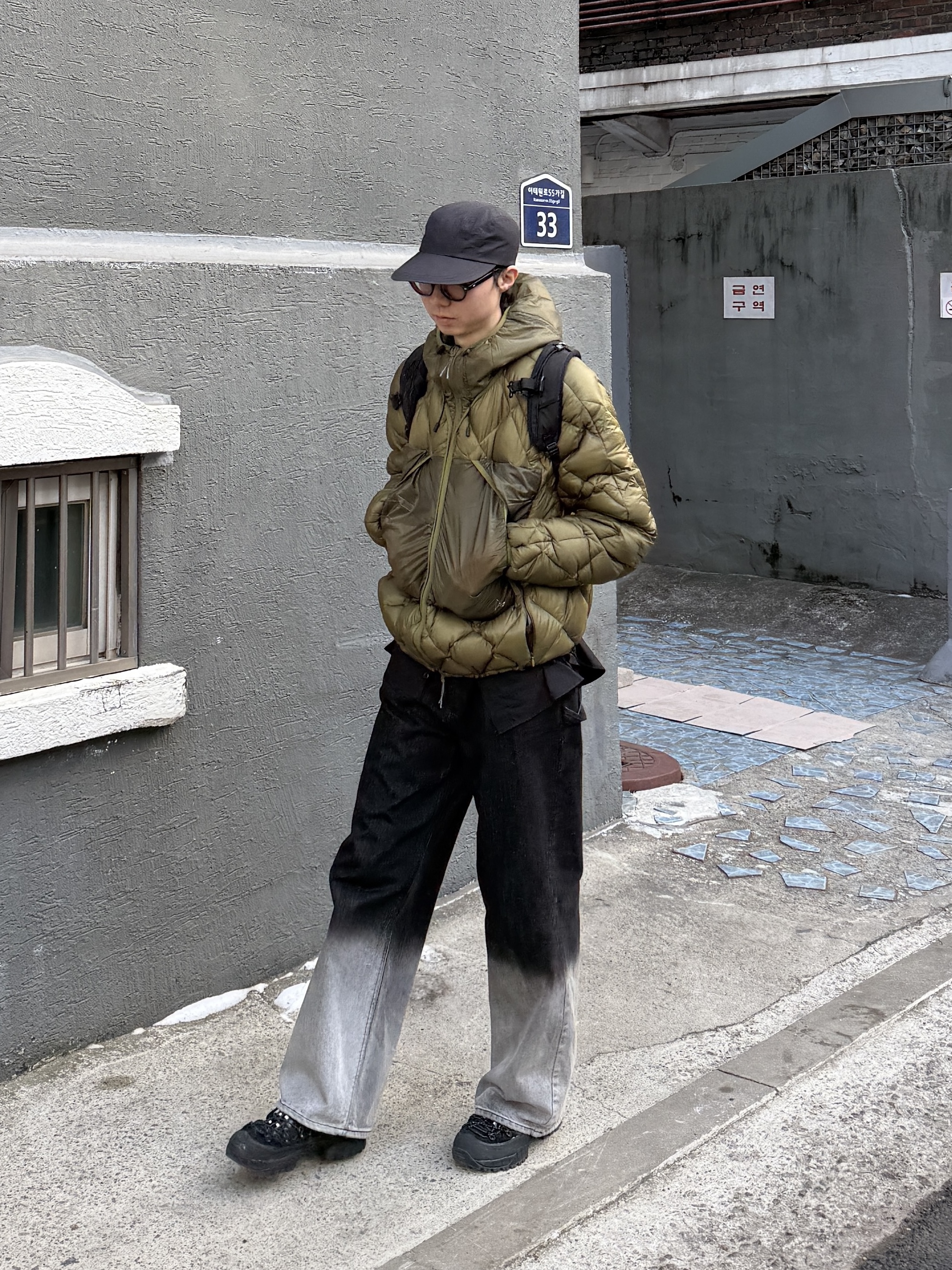 Roa Light Down Jacket Olive Branch, LOSTGARDEN x Kolon Sport Ton Black 착용 스타일 - 4