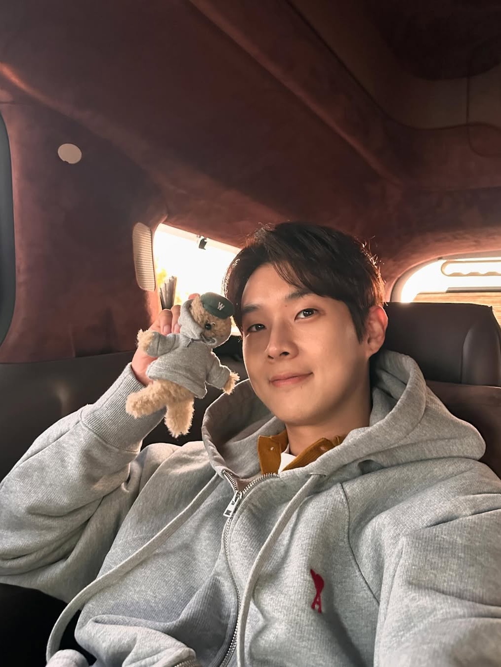 AMI de Coeur Loopback Oragnic Cotton Fleece Zipped Hoodie Heather Ash Grey, Maison Kitsune Tricolor Fox Patch Zip Hoodie Grey Melange 착용 스타일 - 2