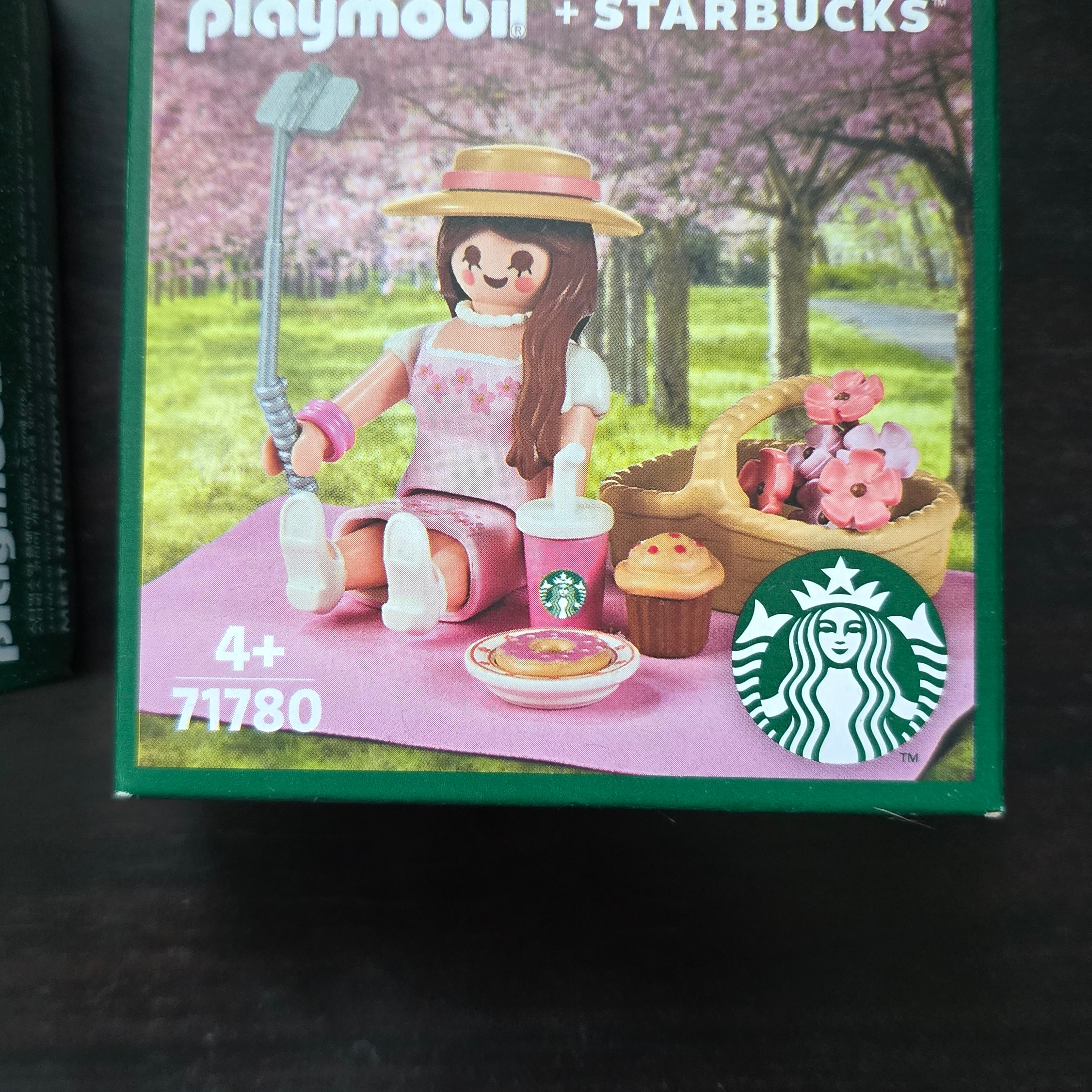 Starbucks x Playmobil Buddy Bella 착용 스타일