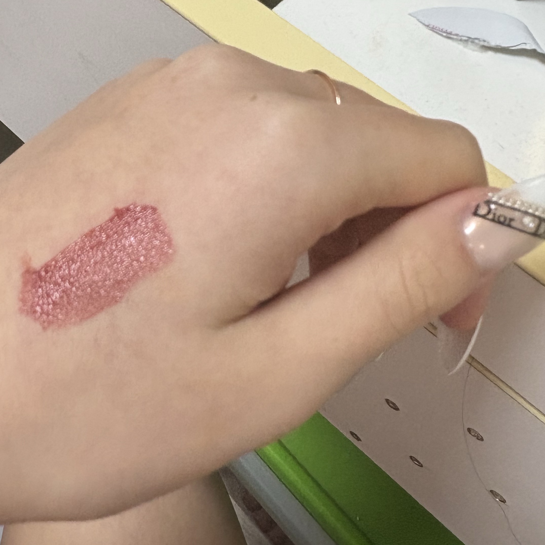 Yves Saint Laurent Ink Vinyl Tint 440 Blush Connection, Yves Saint Laurent Touche Eclat Glow Cusion BR10 Cool Porcelain 착용 스타일 - 2