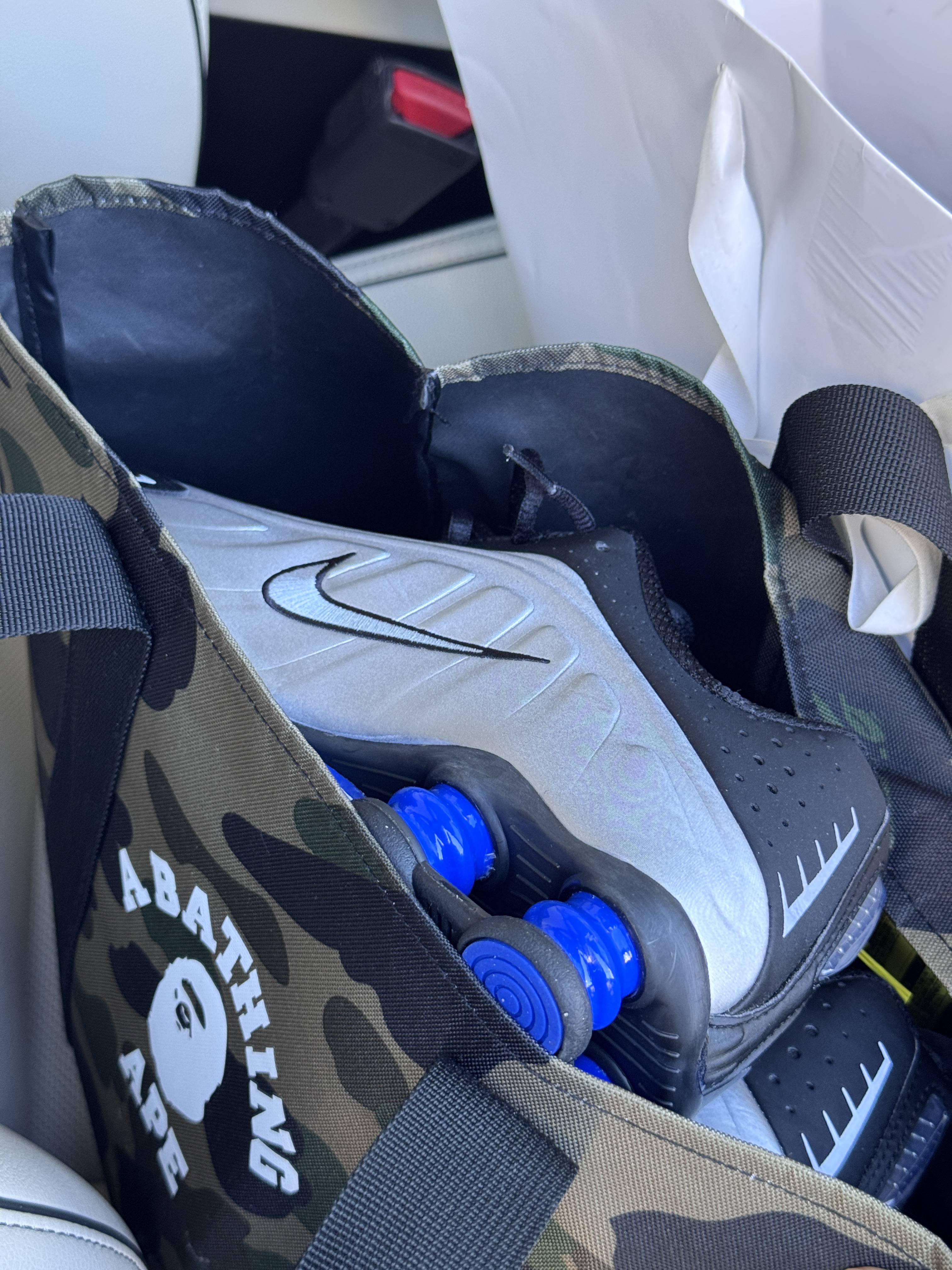 (W) Nike Shox R4 Metallic Silver and Black, IAB Studio Hoodie Black 착용 스타일 - 1