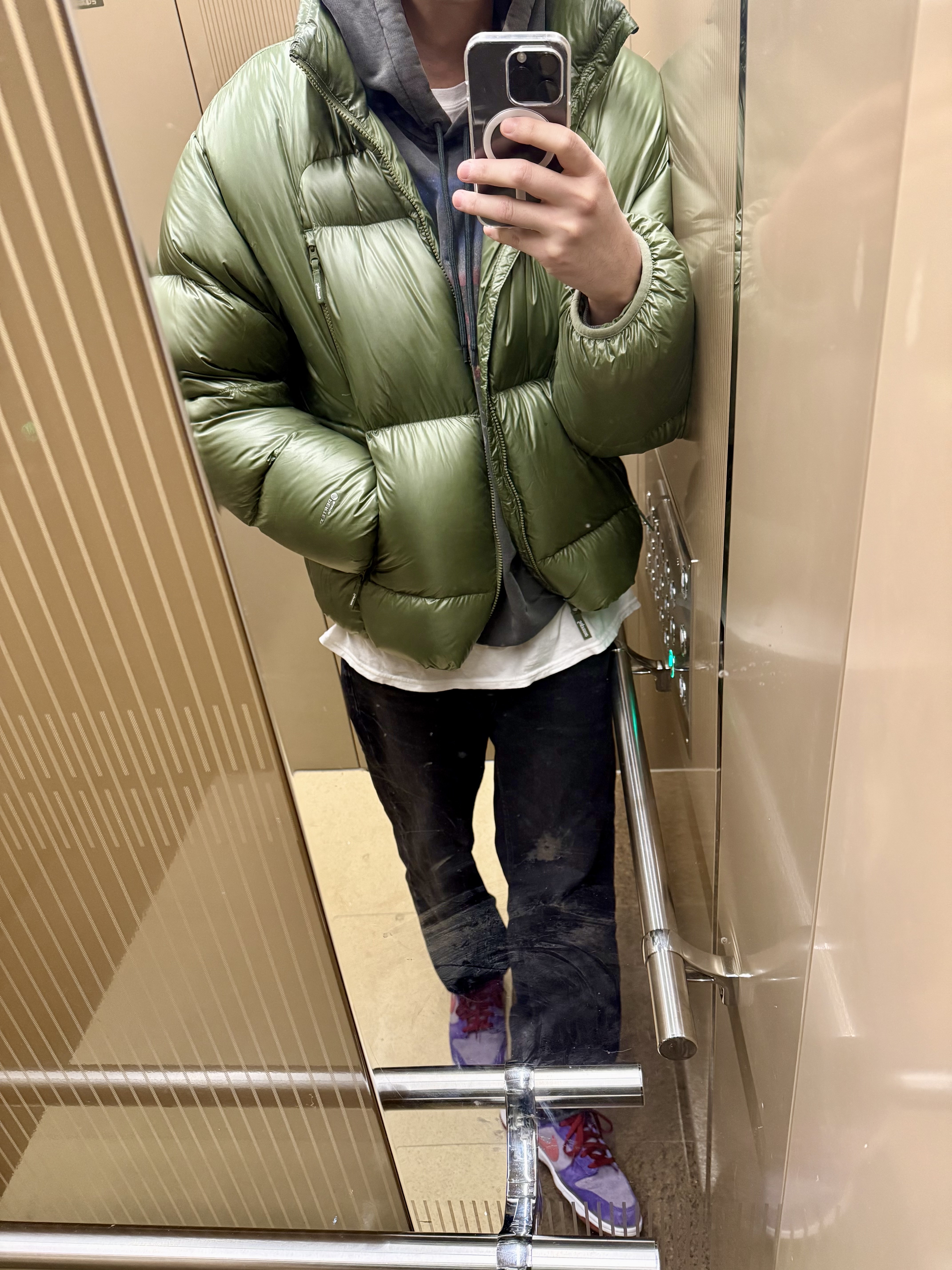 Supreme Hanes Tagless T-Shirt White (3 Pack), Supreme Featherweight Down Puffer Jacket Olive - 23FW 착용 스타일