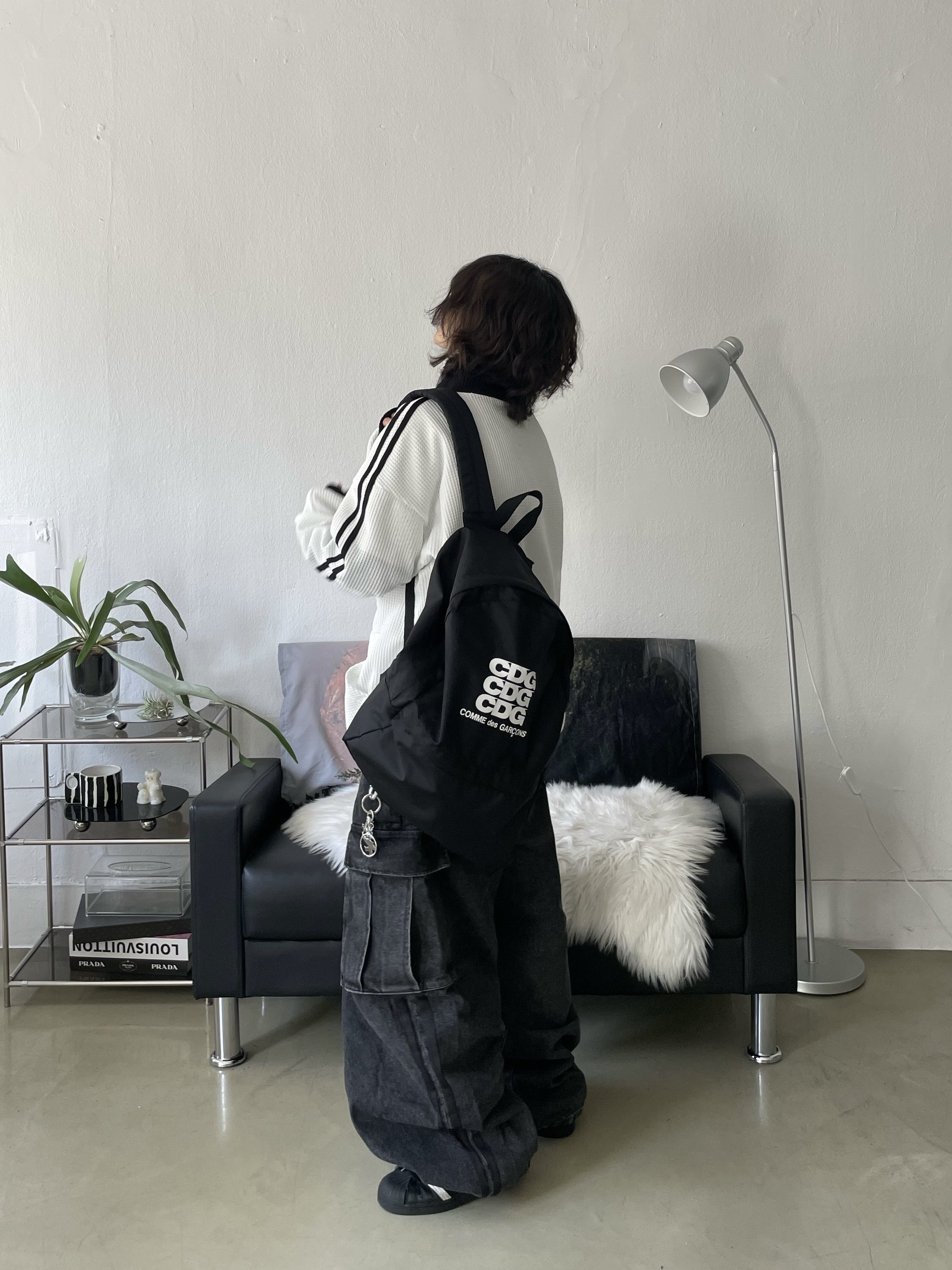 Adidas Superstar Core Black White, Stussy Surfman Keychain Silver 착용 스타일 - 4